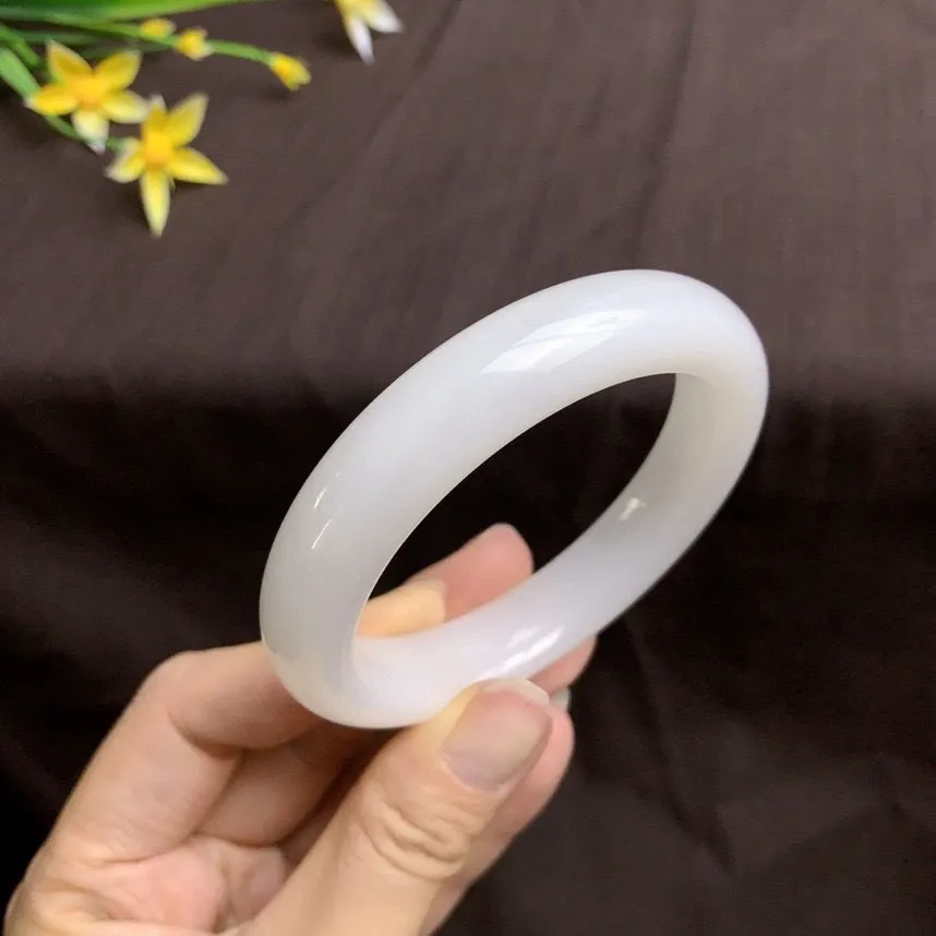 土豪款，和田玉55圈口羊脂白手镯，玉质细腻油润 底色纯净 无裂无杂 脂粉好，品质高！