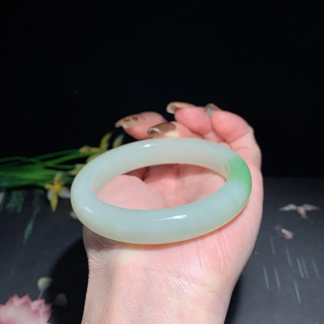 和田玉55圈口翠青手镯！玉质细腻油润 底色纯净 无裂无黑 脂粉好，品质高