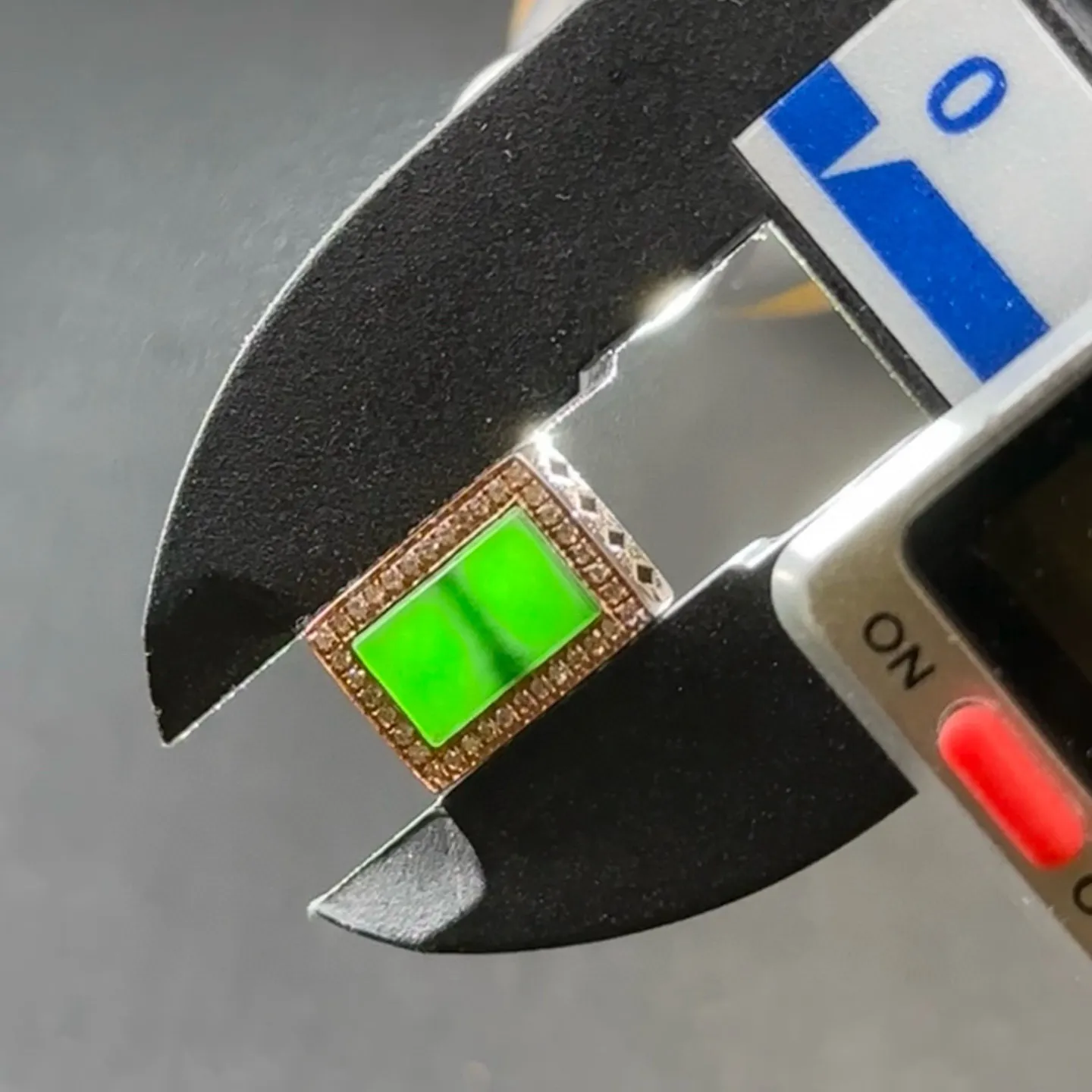 精品18k墨翠满钻耳钉 种好色正 黑度极好 打灯通透 油性十足 尺寸10.8