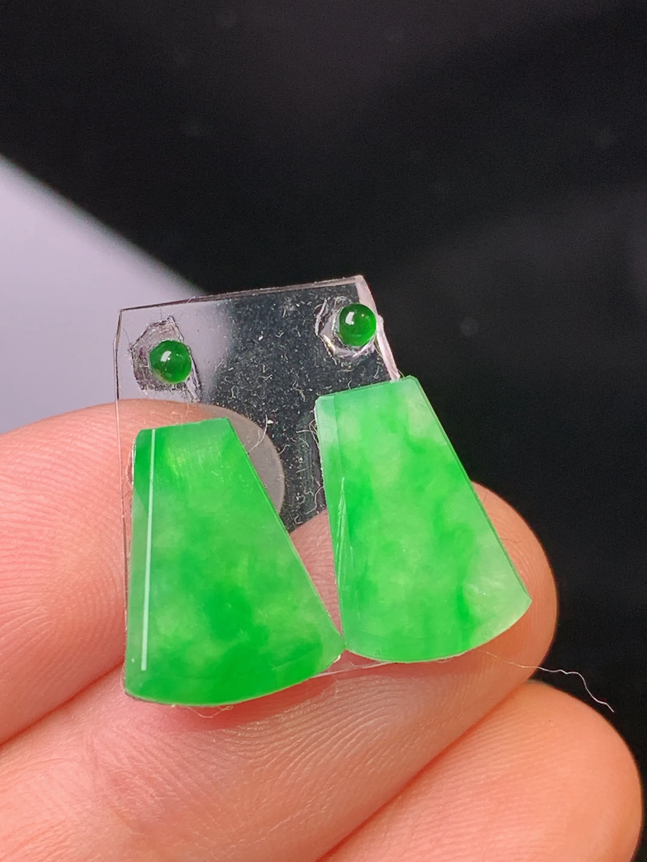 镶嵌款 翠绿无事牌一对 玉质细腻 色泽清新艳丽 整体尺寸13.3*10.2*2