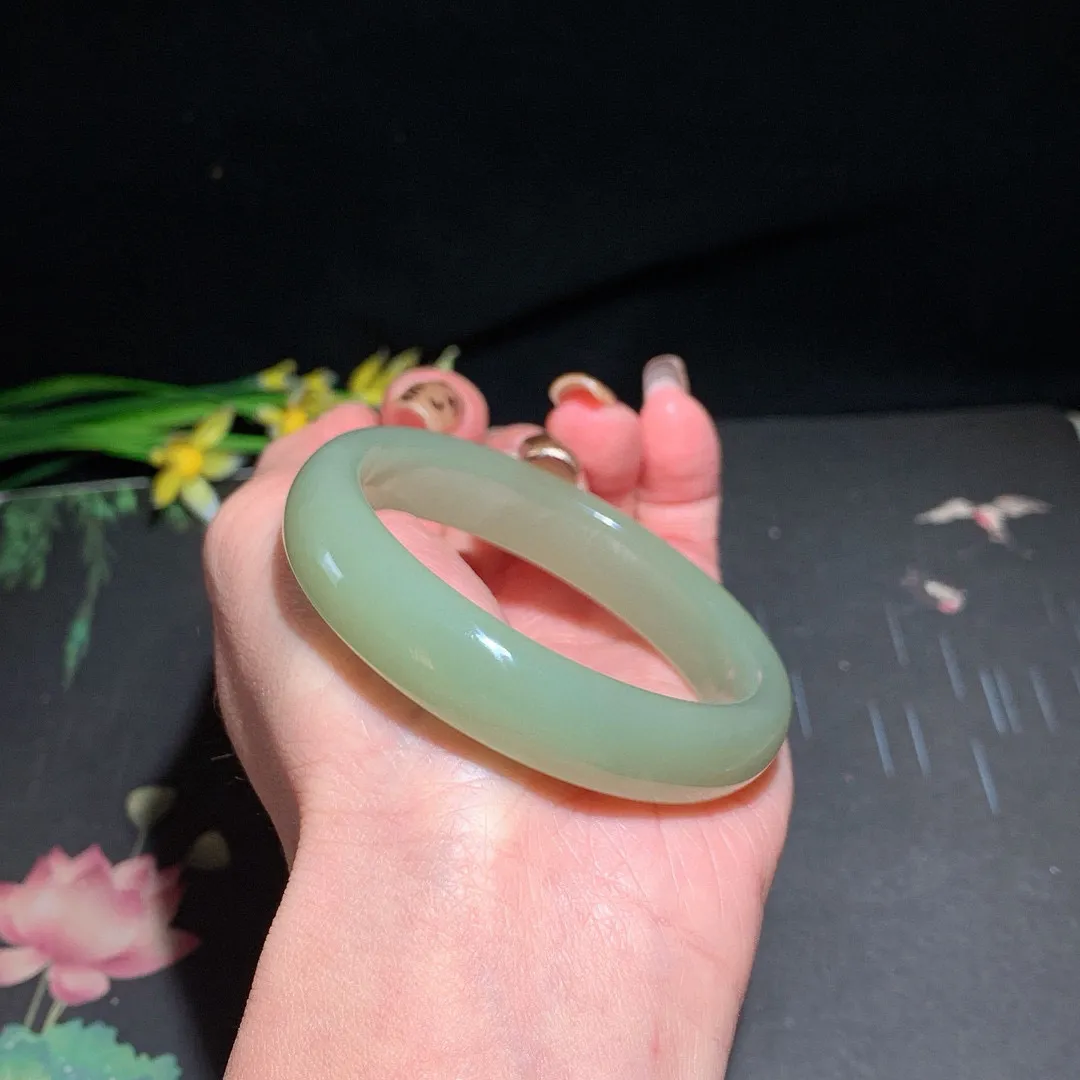 和田玉53圈口清水色手镯！晴水色！玉质细腻油润 底色纯净 无裂无黑 脂粉好，品质好！