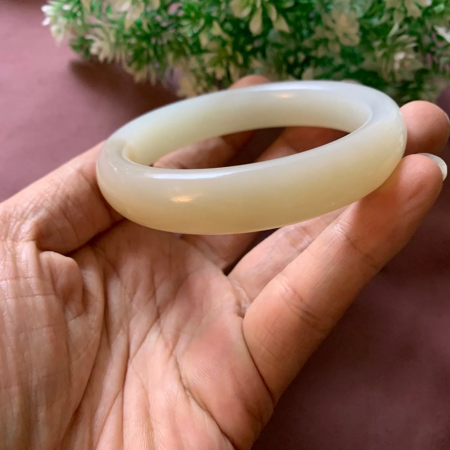 61圈口和田玉且末糖料手镯【挽间柔情】，和田玉61圈口手镯，精品粉糖，镯型古朴典雅。在诗情画意的雨巷相遇，你是我腕间的一抹风情，有你眸有深情.清风荡漾湖间静水，我愿俯身低眉，在烟波涟漪处寻