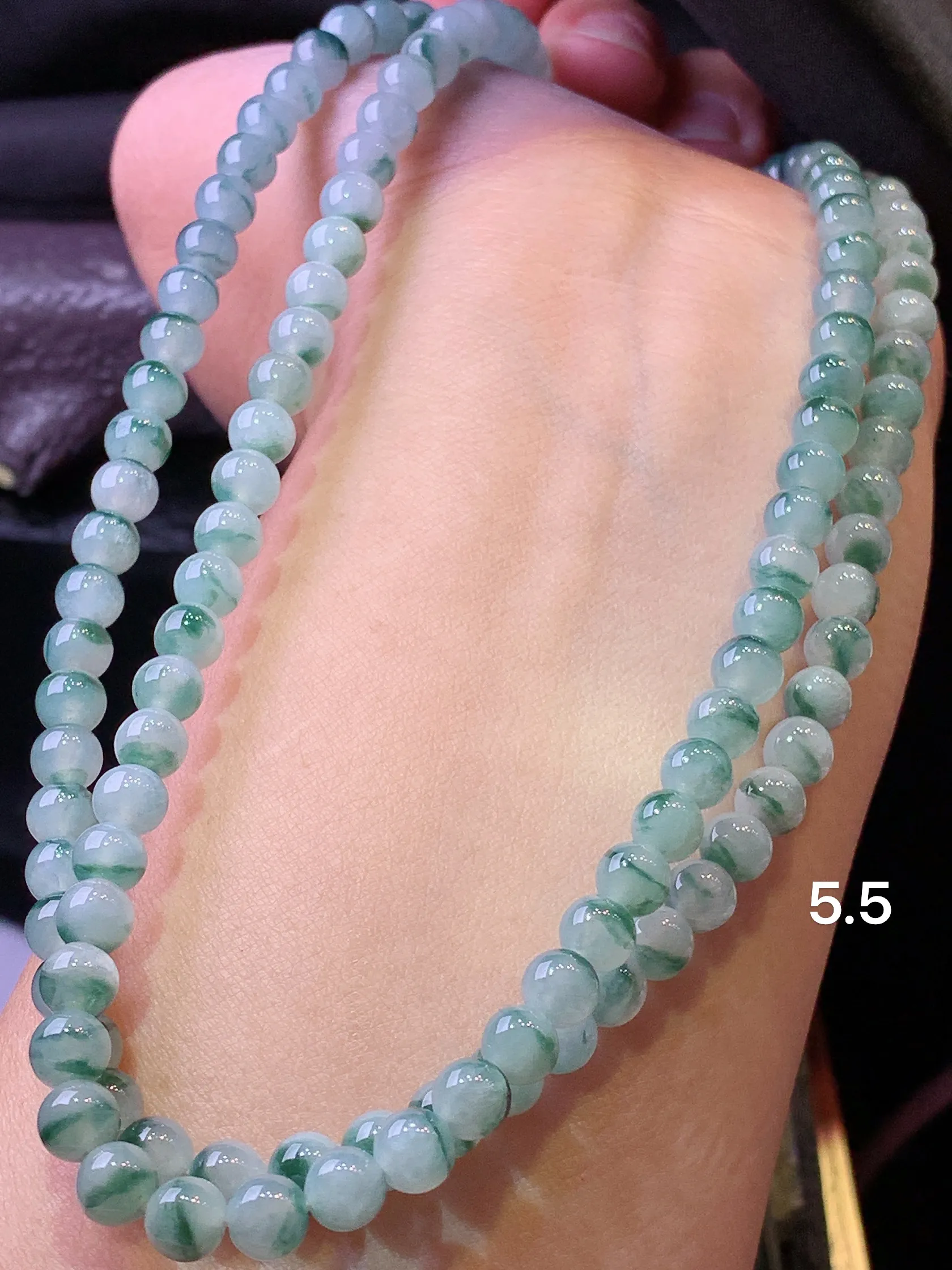 飘花圆珠项链 玉质细腻 色泽清新艳丽 整体尺寸5.5