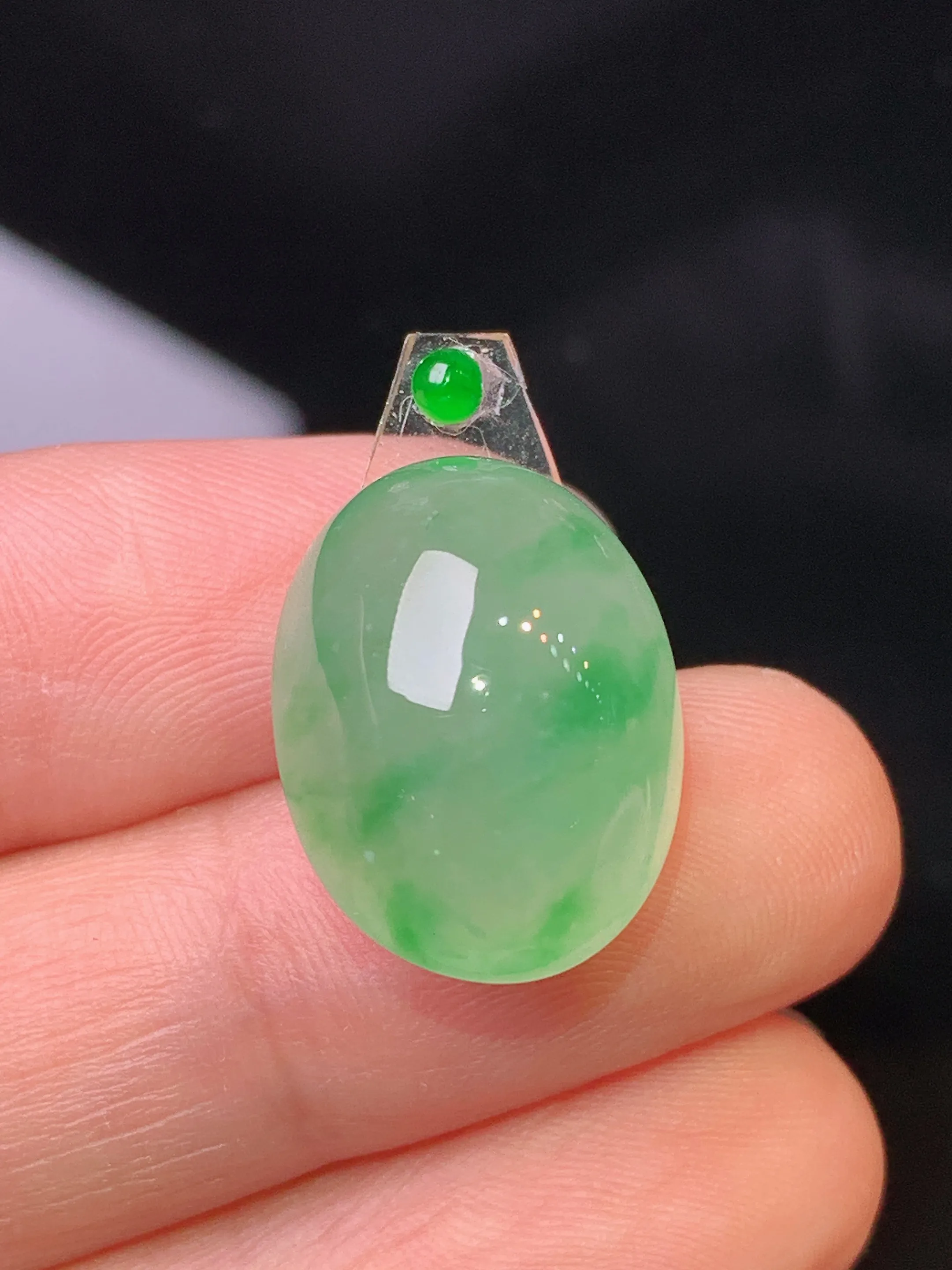 镶嵌款 飘绿蛋面吊坠 玉质细腻 色泽清新艳丽 整体尺寸18.3*13.7*11.5