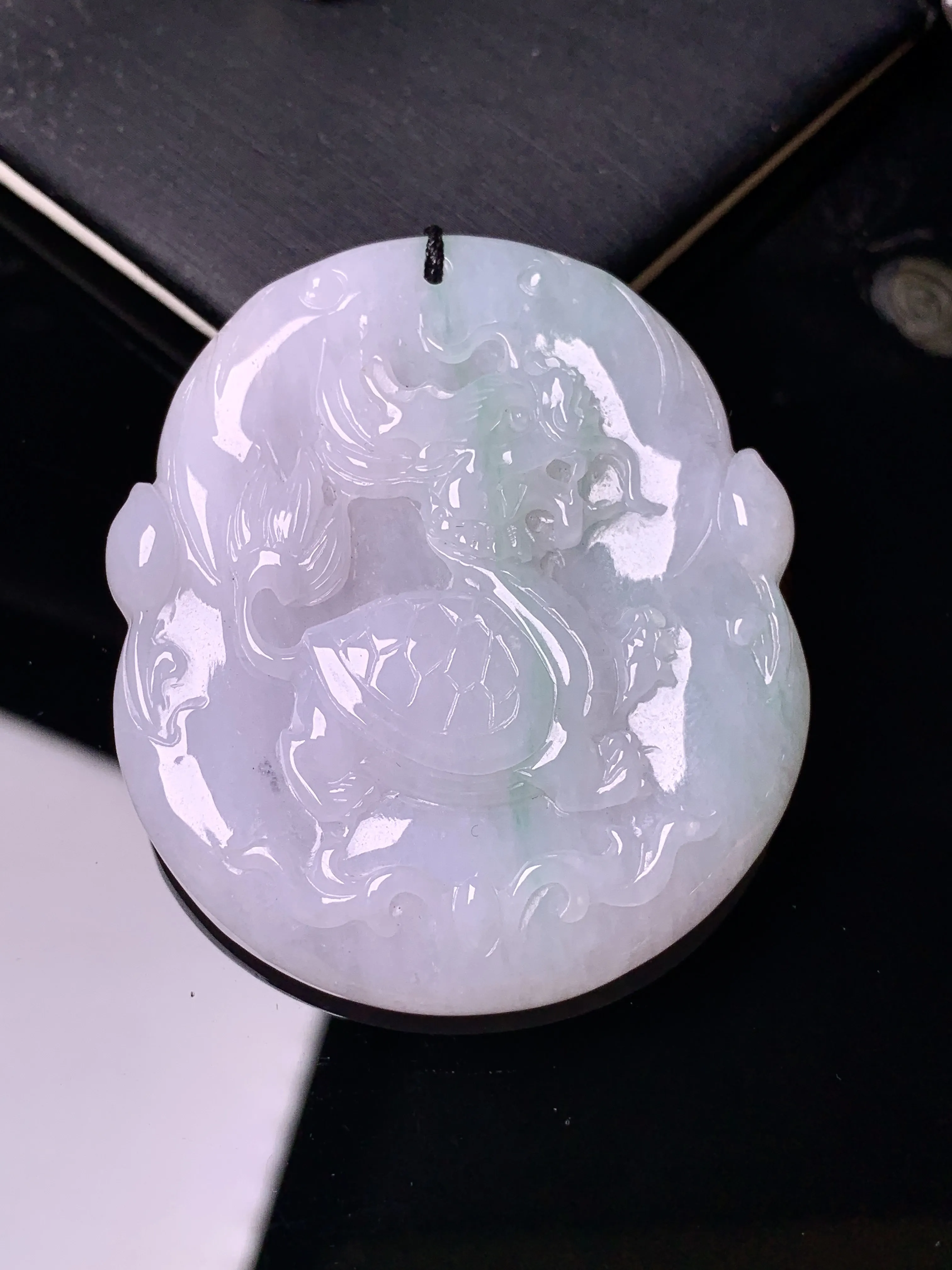 飘绿龙龟牌吊坠 玉质细腻 色泽清新艳丽 整体尺寸49.2*42.2*6.2