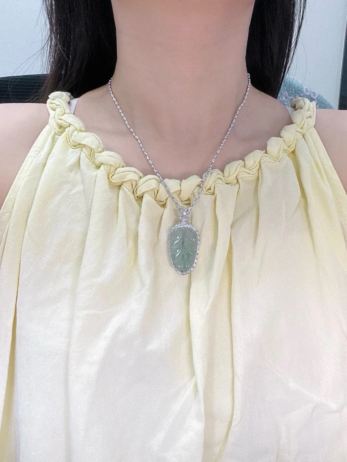 【冰种叶子】金枝玉叶，质地细腻，冰润透亮，光泽出众，18k金钻镶嵌，裸石尺寸28.5*17.7*2.9毫米