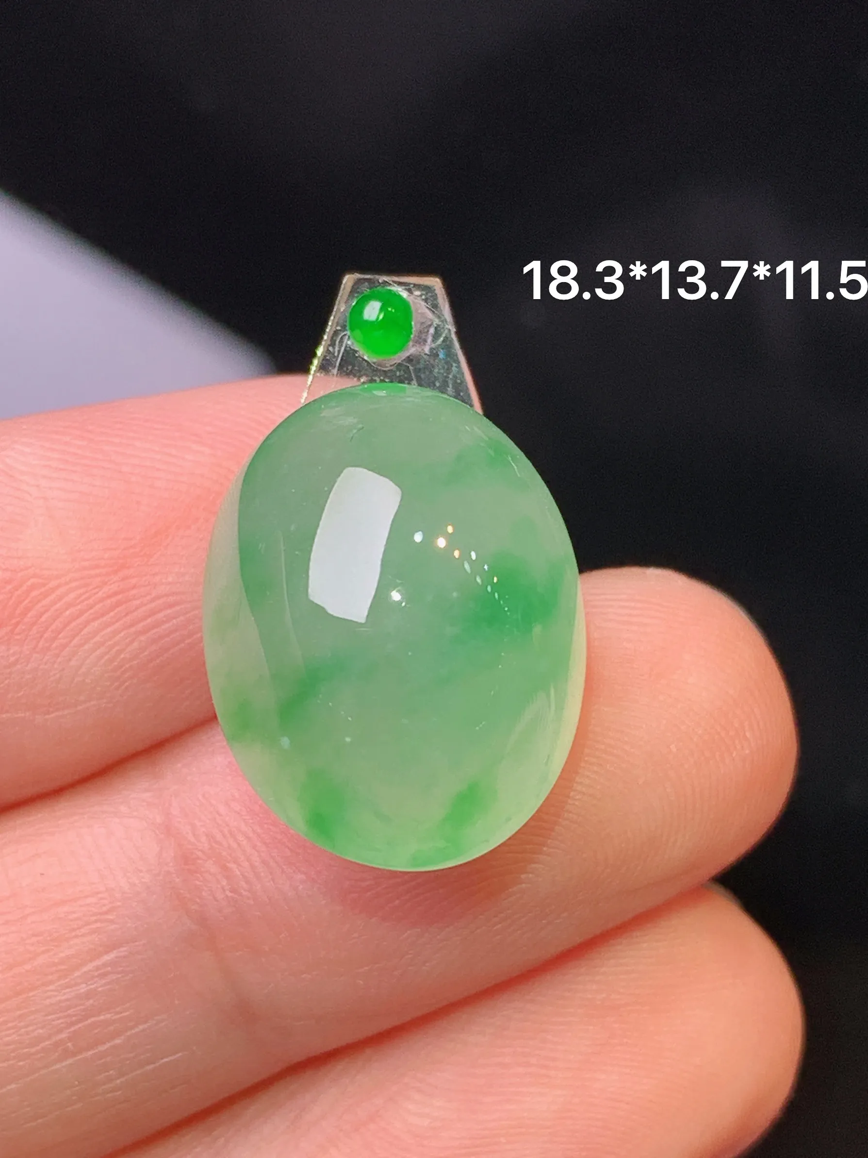 镶嵌款 飘绿蛋面吊坠 玉质细腻 色泽清新艳丽 整体尺寸18.3*13.7*11.5