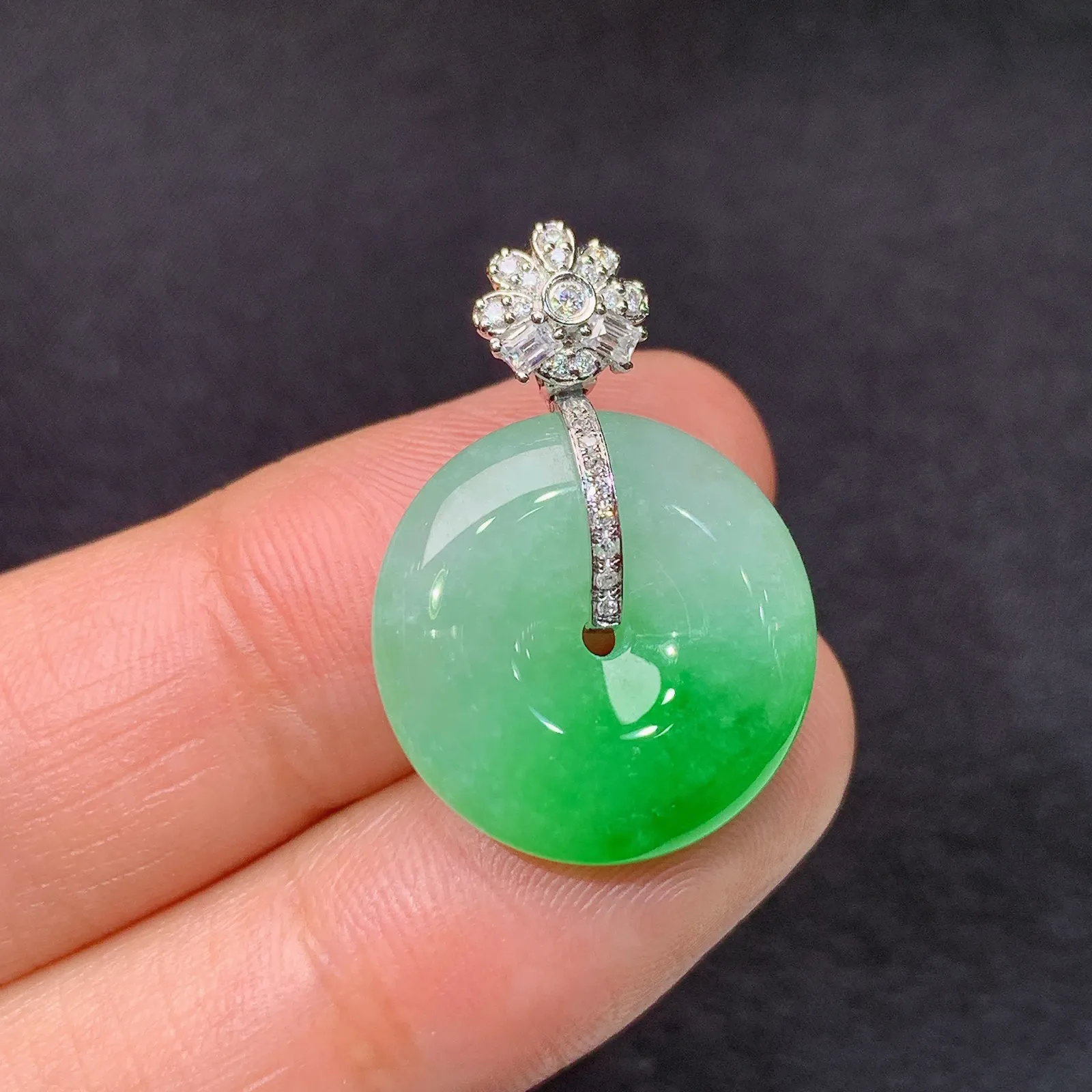 冰飘绿平安扣吊坠，18k金镶嵌，冰润色阳，玉质细腻，种水足，Ml 尺寸24.3*17.2*5