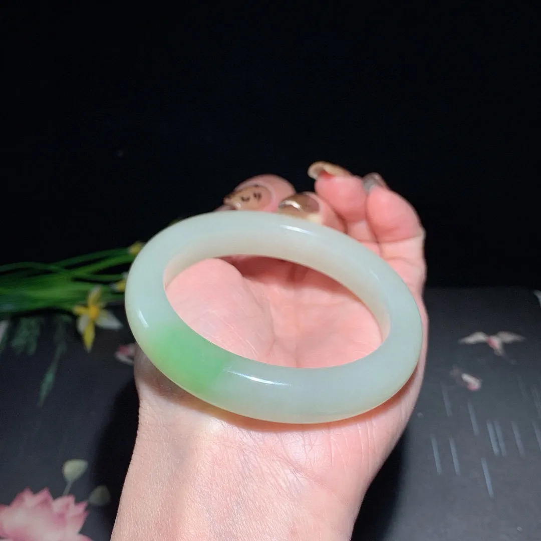 和田玉55圈口翠青手镯！玉质细腻油润 底色纯净 无裂无黑 脂粉好，品质高