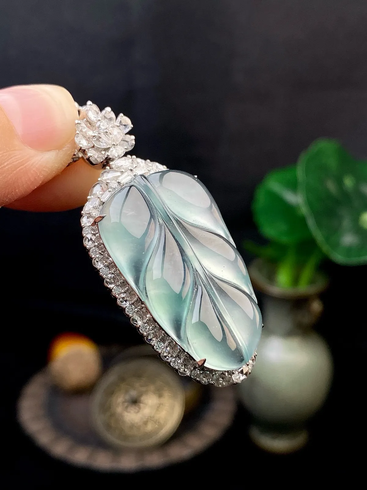 【冰种叶子】金枝玉叶，质地细腻，冰润透亮，光泽出众，18k金钻镶嵌，裸石尺寸28.5*17.7*2.9毫米