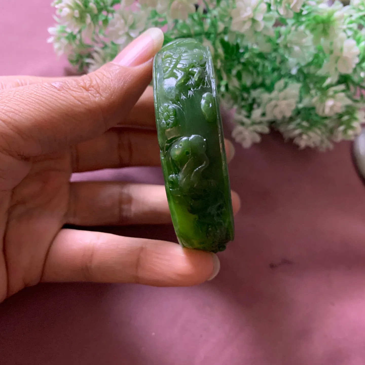 57圈口和田玉碧玉菠菜绿雕花手镯，和田玉57圈口碧玉手镯，镯型古朴典雅。在诗情画意的雨巷相遇，你是我