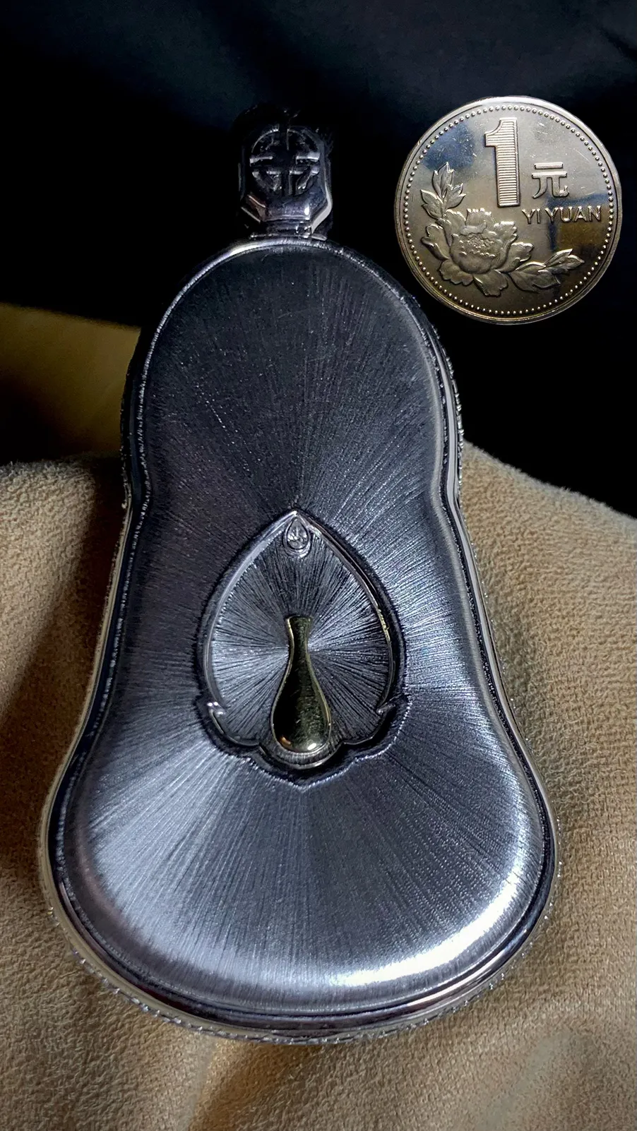 【观自在】，净瓶观音，山海玉雕艺术作品，
裸石75-44-6mm，整体87-44.5-12mm，
18K金，南非钻，