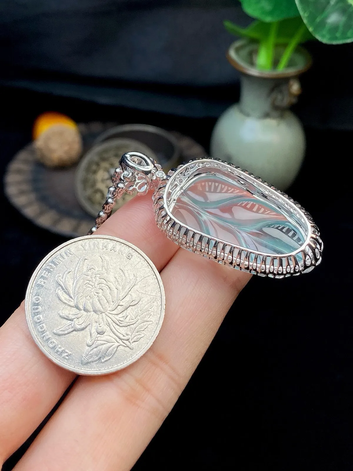 【冰种叶子】金枝玉叶，质地细腻，冰润透亮，光泽出众，18k金钻镶嵌，裸石尺寸28.5*17.7*2.9毫米