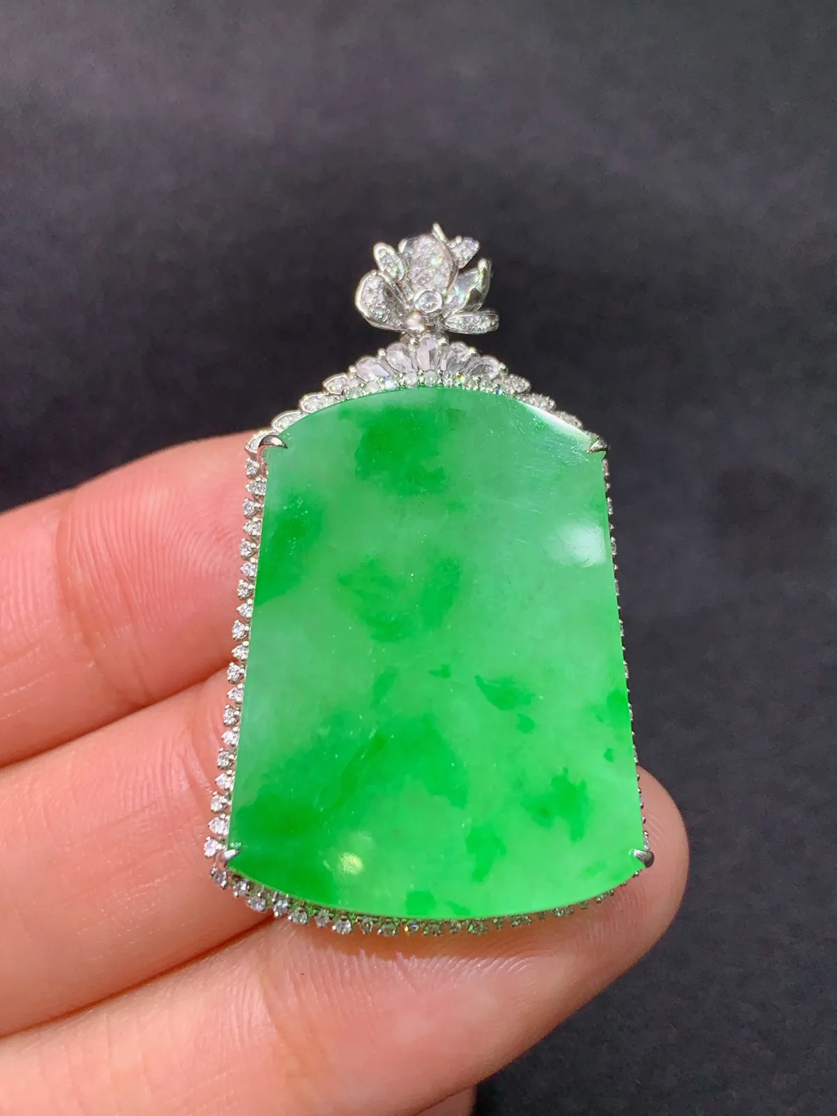 飘绿无事牌吊坠，18k金镶嵌，冰润色阳，种老水足，Xyg 尺寸38.8*23*7.3