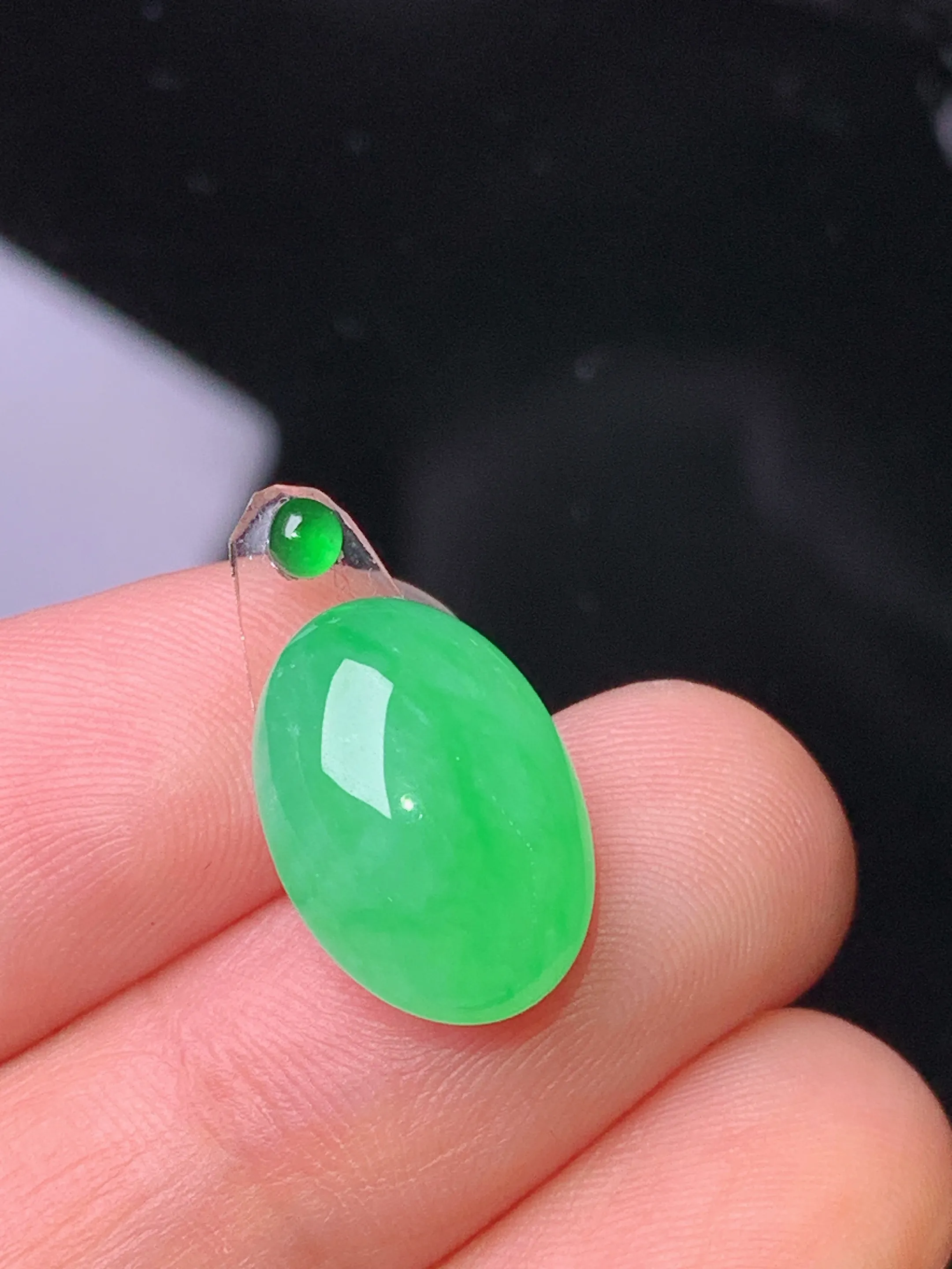 镶嵌款 翠绿蛋面 玉质细腻 色泽清新艳丽 整体尺寸14.5*10.3*7