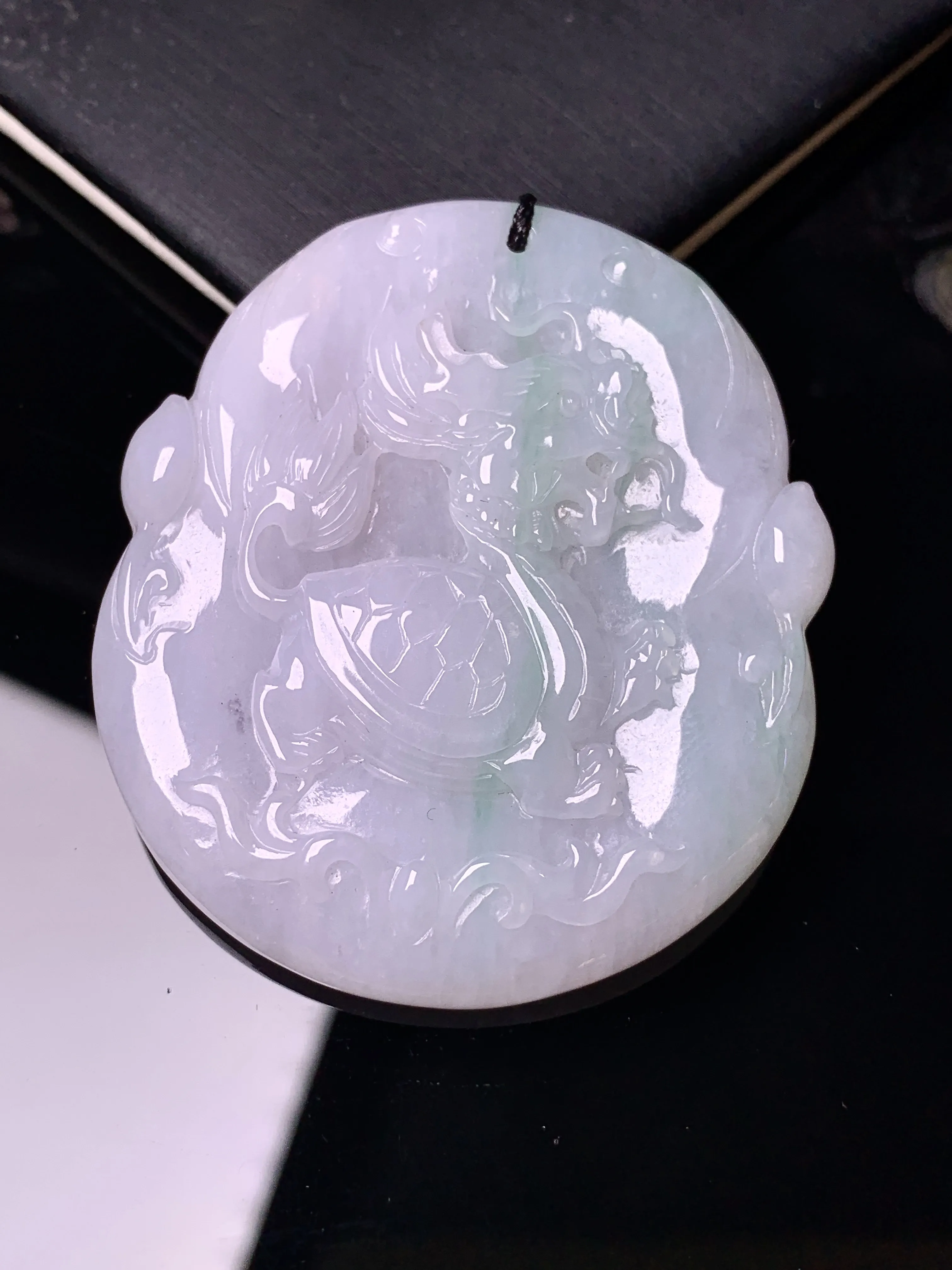 飘绿龙龟牌吊坠 玉质细腻 色泽清新艳丽 整体尺寸49.2*42.2*6.2