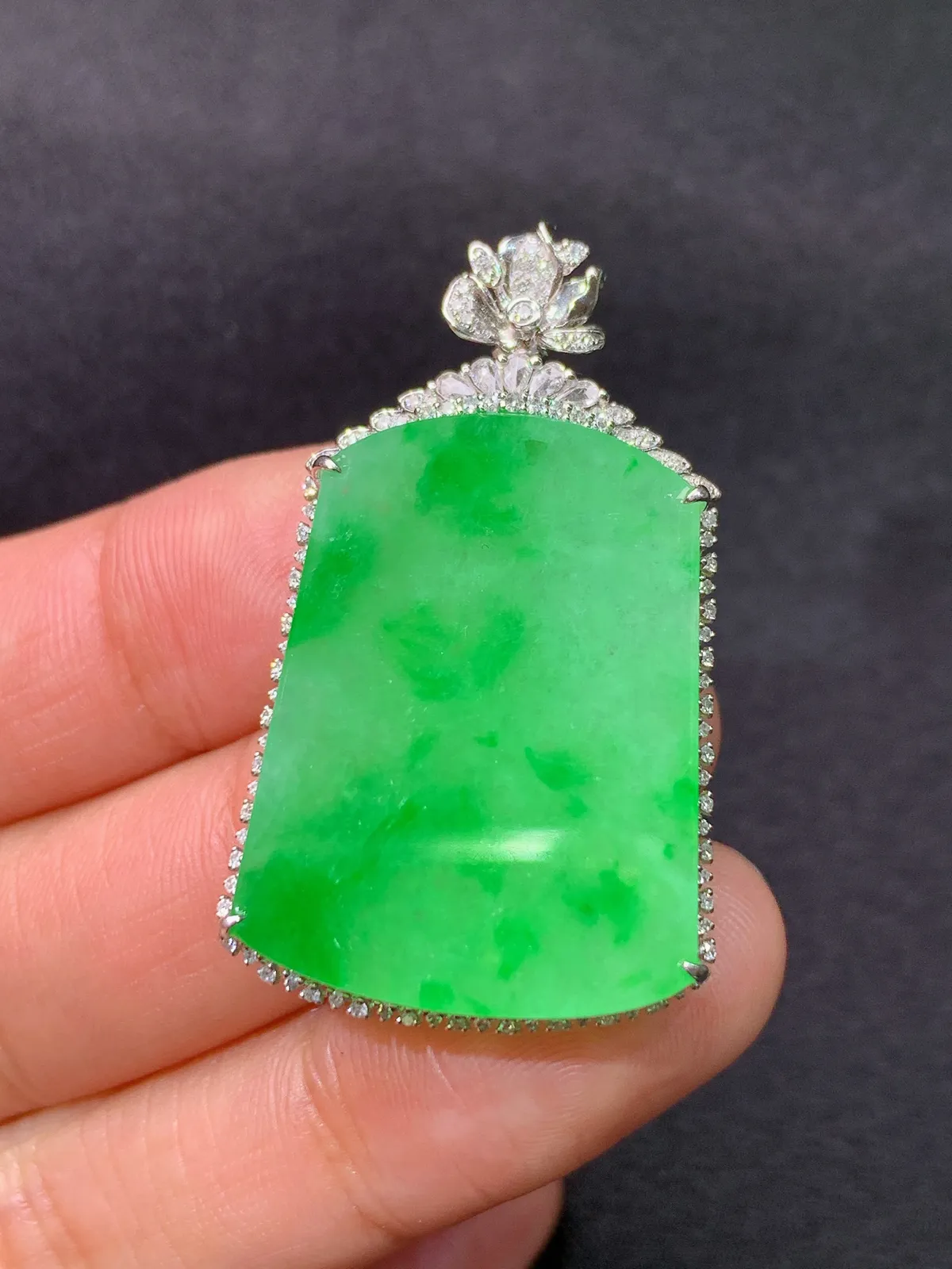 飘绿无事牌吊坠，18k金镶嵌，冰润色阳，种老水足，Xyg 尺寸38.8*23*7.3