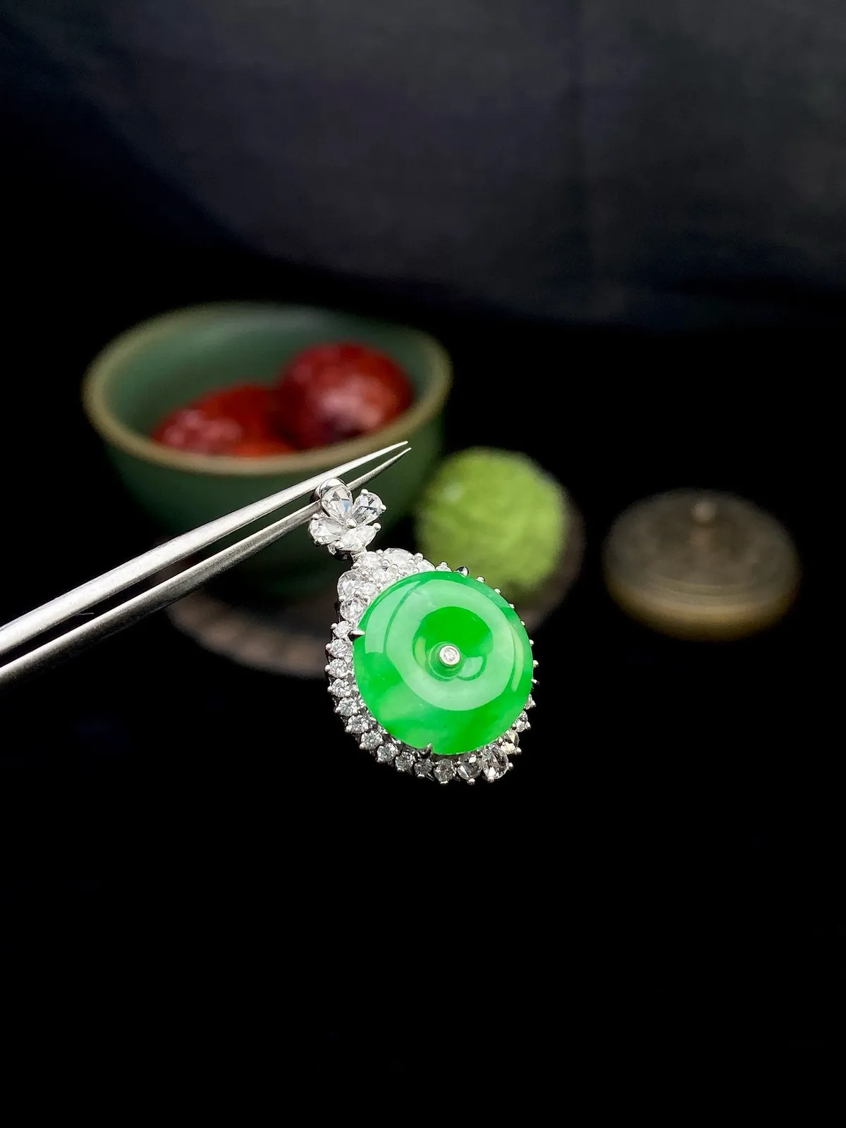 【冰种满绿平安扣】质地非常细腻，冰润十足，种老冰透，18k金钻镶嵌，裸石尺寸13*2.6毫米，收藏品质