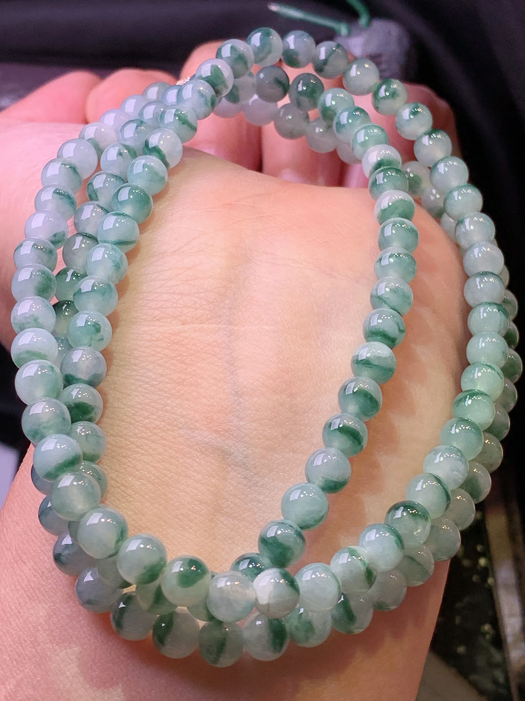 飘花圆珠项链 玉质细腻 色泽清新艳丽 整体尺寸5.5