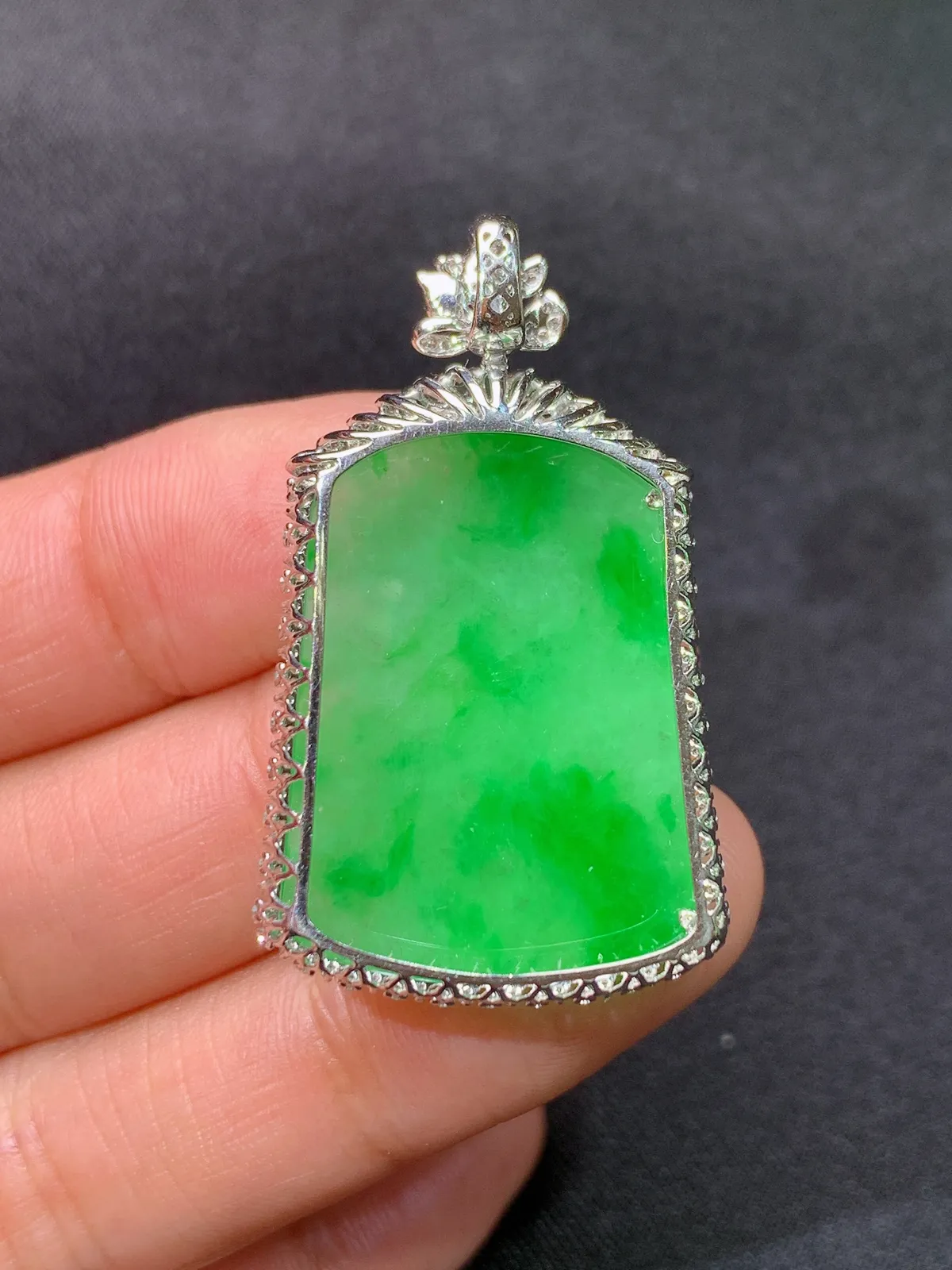 飘绿无事牌吊坠，18k金镶嵌，冰润色阳，种老水足，Xyg 尺寸38.8*23*7.3