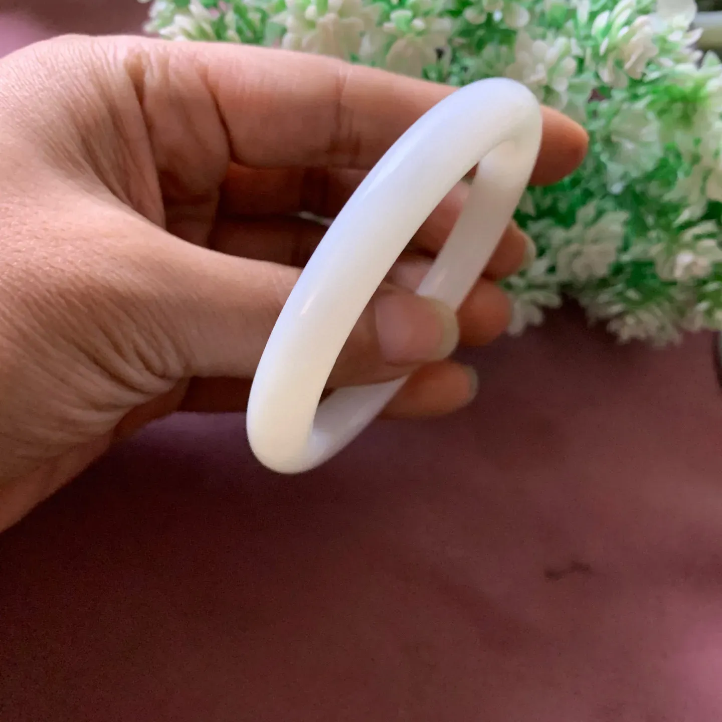 56圈口和田玉羊脂白手镯，和田玉56圈口白玉手镯，精品黑山料，又白又糯，镯型古朴典雅。在诗情画意的雨