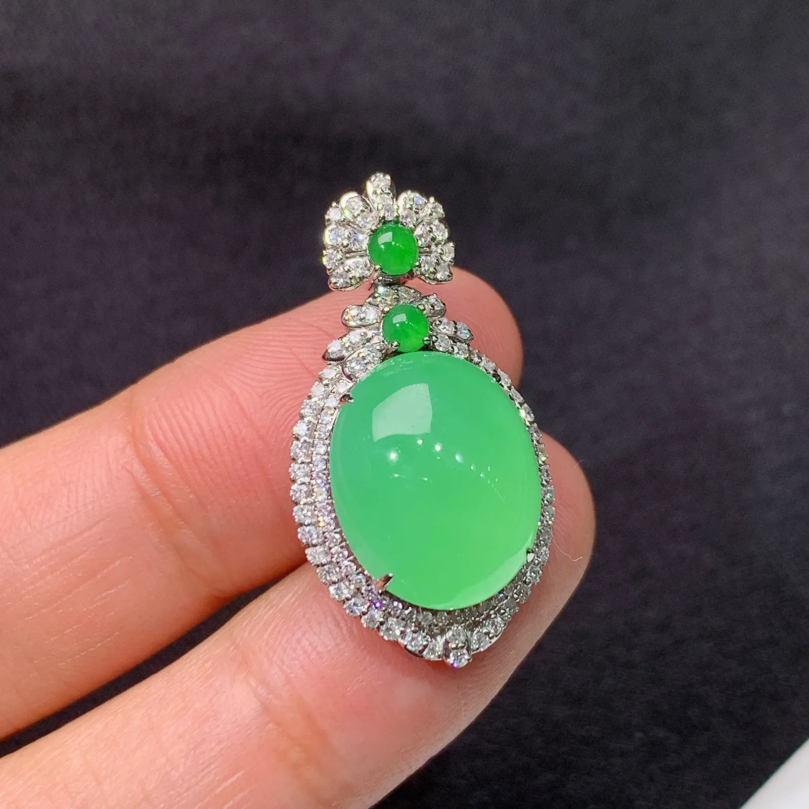 甜绿蛋面吊坠，18k金镶嵌，冰润色阳，玉质细腻，种水足，Yj03 尺寸28*15*9.2