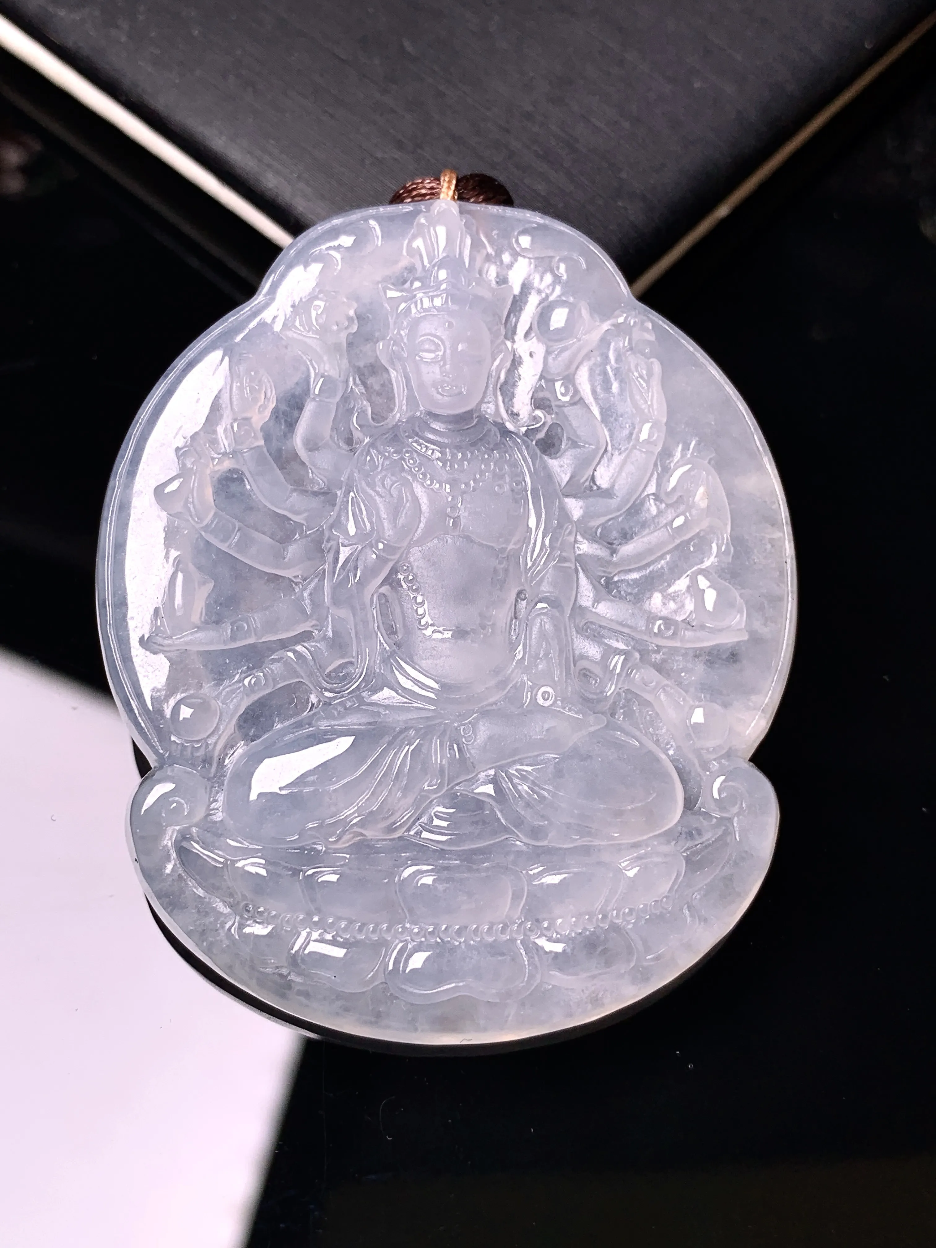 冰种千手观音菩萨吊坠 玉质细腻 色泽清新艳丽 整体尺寸48.7*40.5*5.6