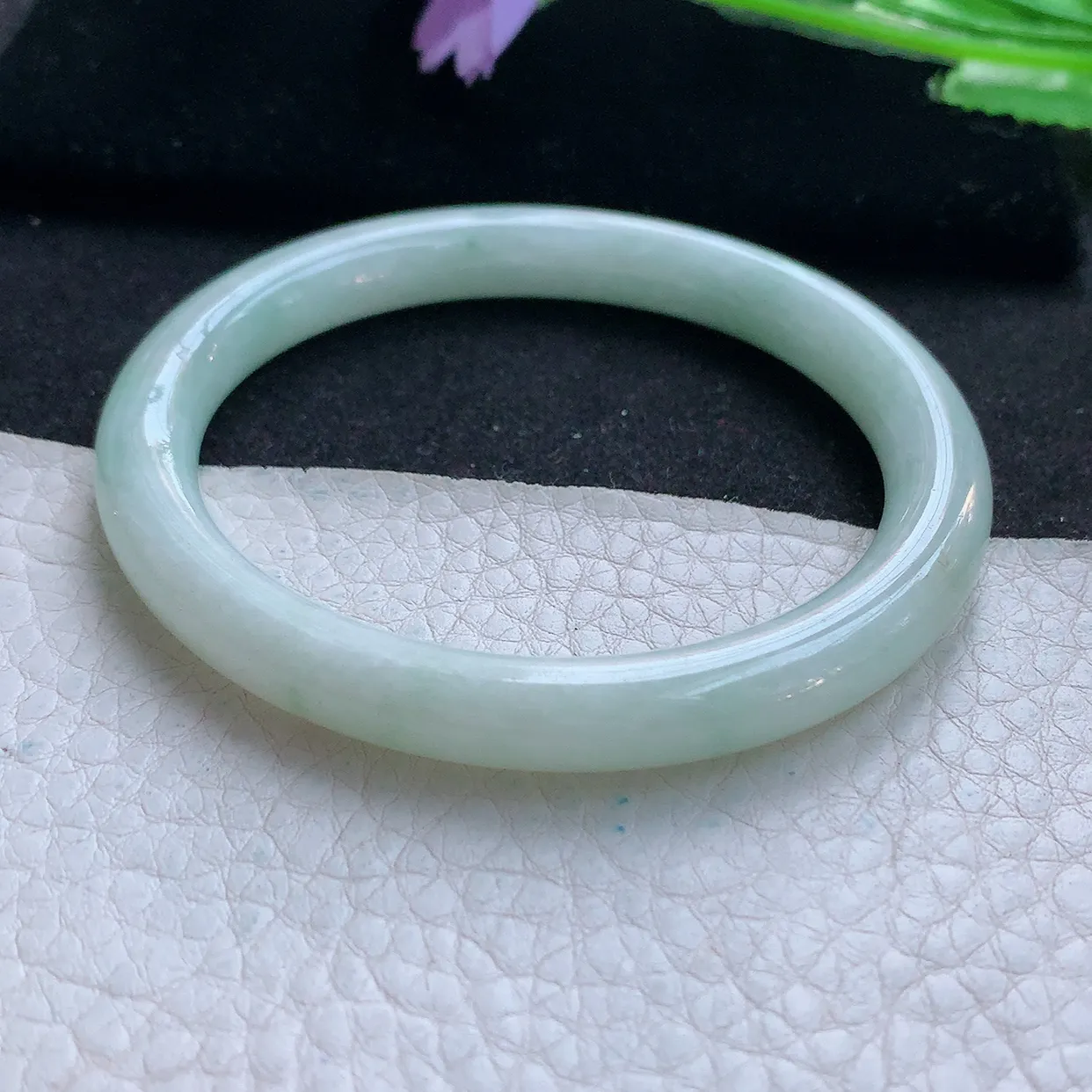 nr自然光55.5*8.6*8美人镯 天然翡翠A货玉手镯飘花秀气圆条玉手环 叮当镯