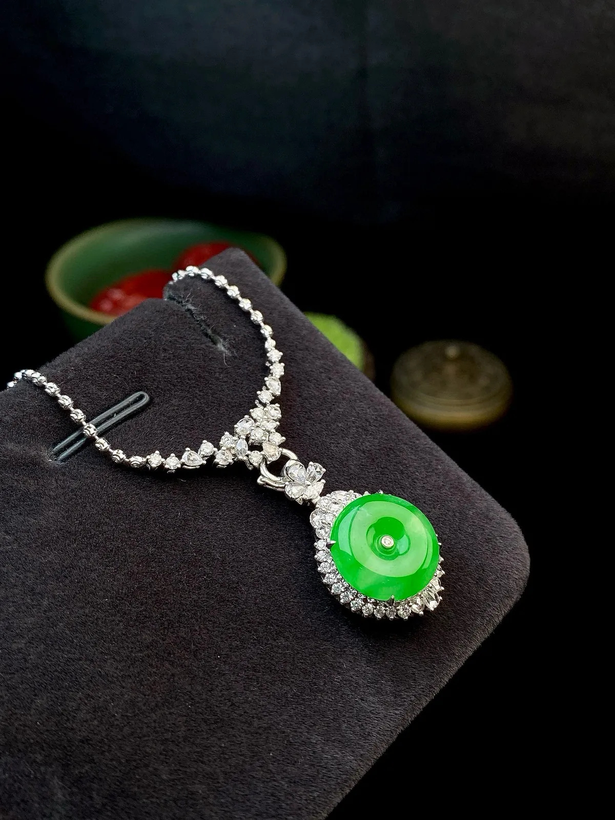 【冰种满绿平安扣】质地非常细腻，冰润十足，种老冰透，18k金钻镶嵌，裸石尺寸13*2.6毫米，收藏品质