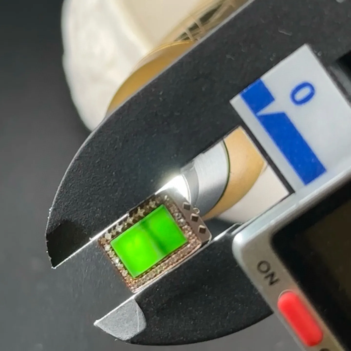 精品18k墨翠满钻耳钉 种好色正 黑度极好 打灯通透 油性十足 尺寸10.8