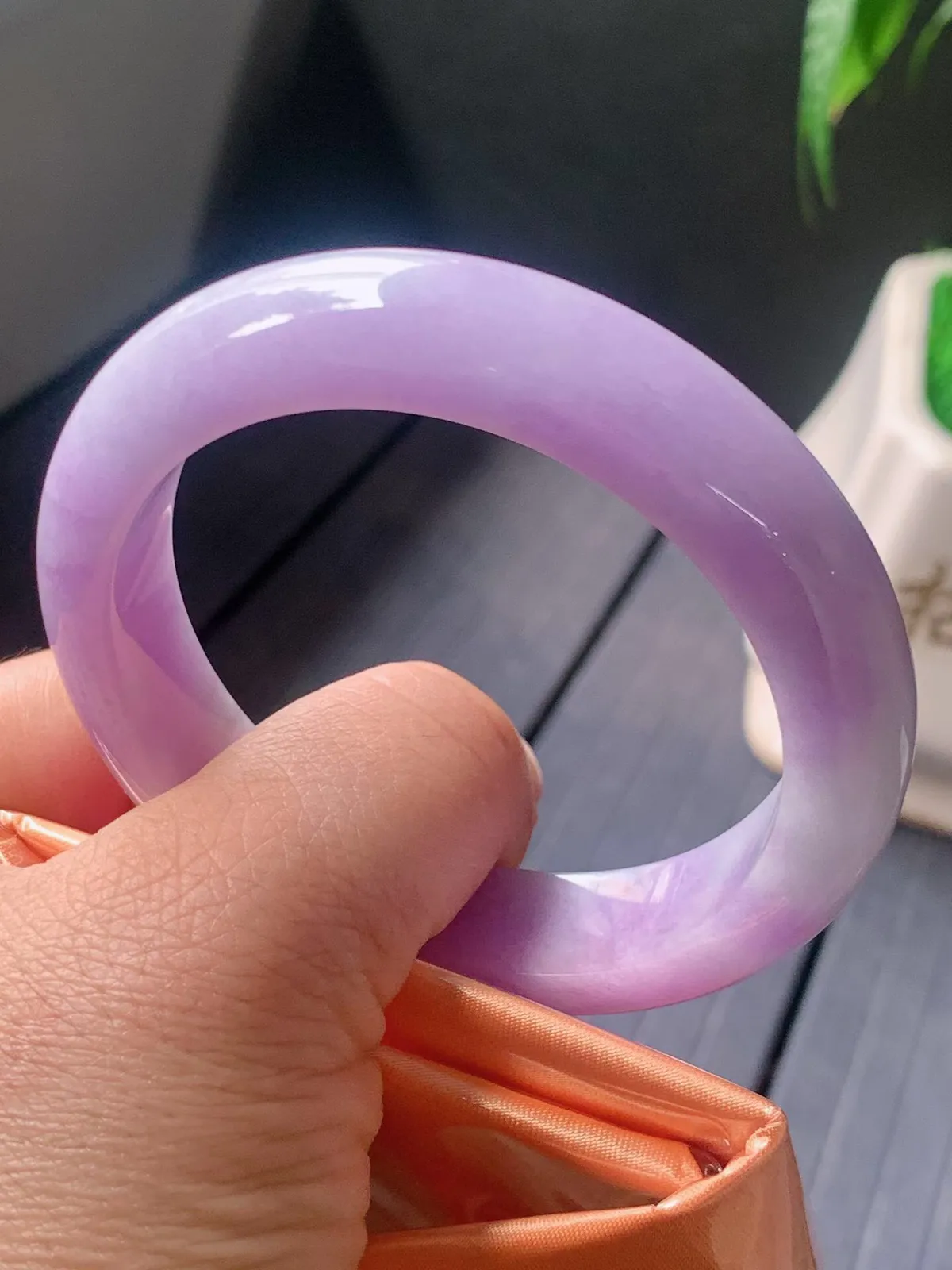 【翡翠名称】老种紫罗兰55.8正圈口翡翠手镯
【翡翠尺寸】55.8/13.3/9mm适合54.8-57正圈口佩戴
【翡翠描述】宝贝种老水足，玉质细腻，色泽靓丽，性价比高，佩戴效果好！
【其它赠送】权威证书/精美挂绳盒子/支持全国复检