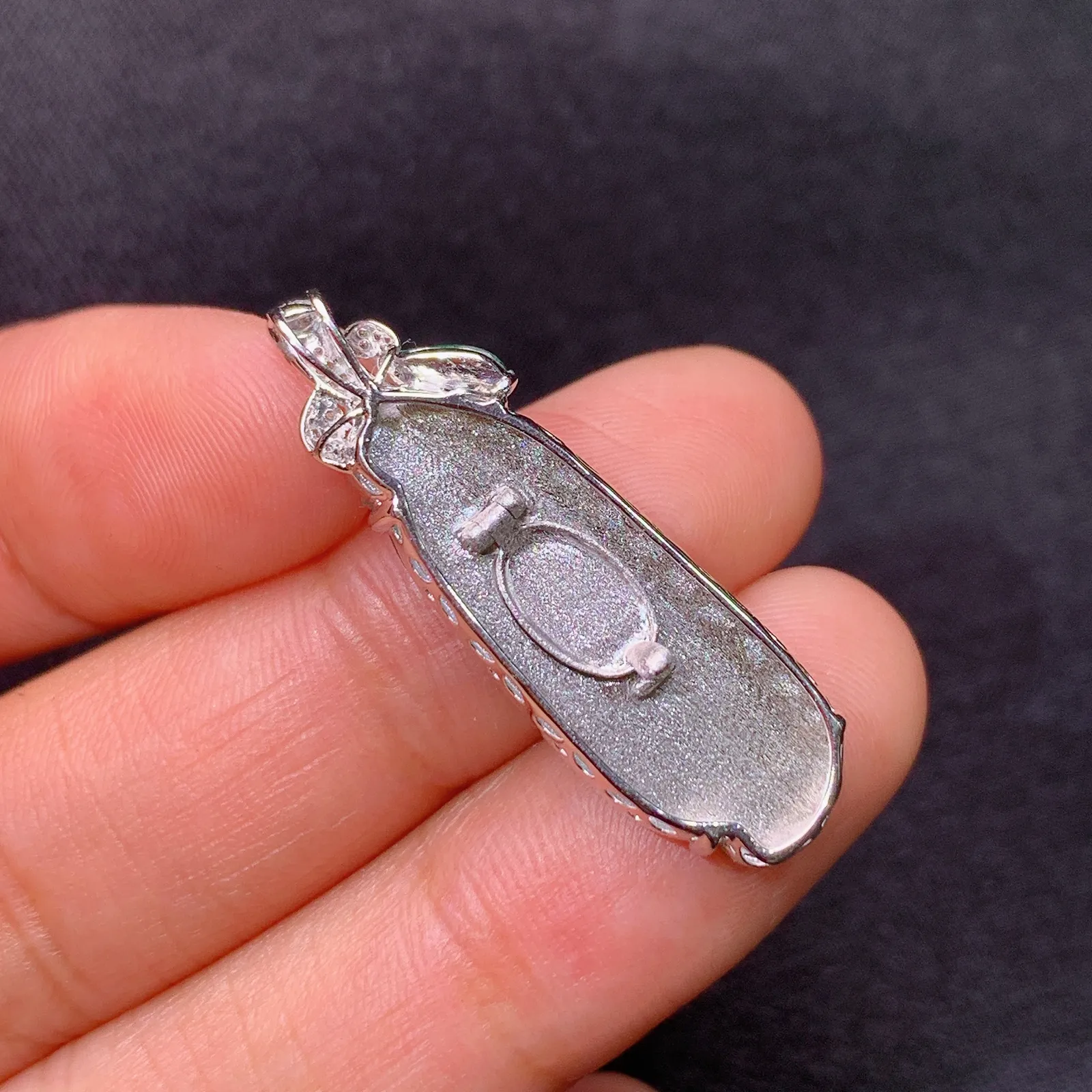 冰飘绿福豆吊坠，18k金镶嵌，冰润色阳，玉质细腻，种水足，Yt 尺寸31.5*9.7*5.3