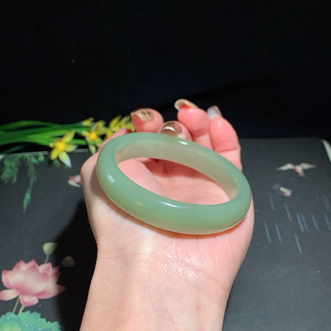 和田玉53圈口清水色手镯！晴水色！玉质细腻油润 底色纯净 无裂无黑 脂粉好，品质好！