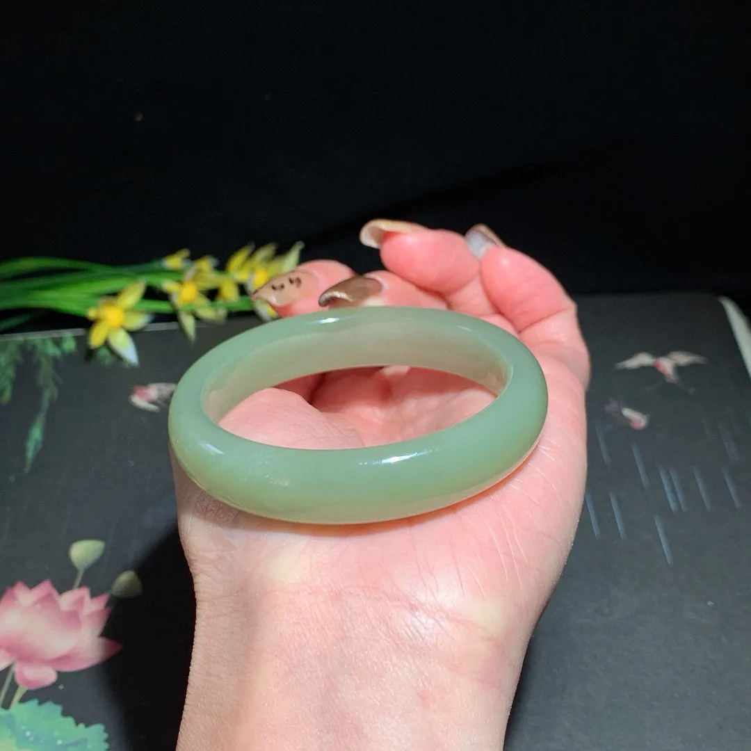 和田玉53圈口清水色手镯！晴水色！玉质细腻油润 底色纯净 无裂无黑 脂粉好，品质好！