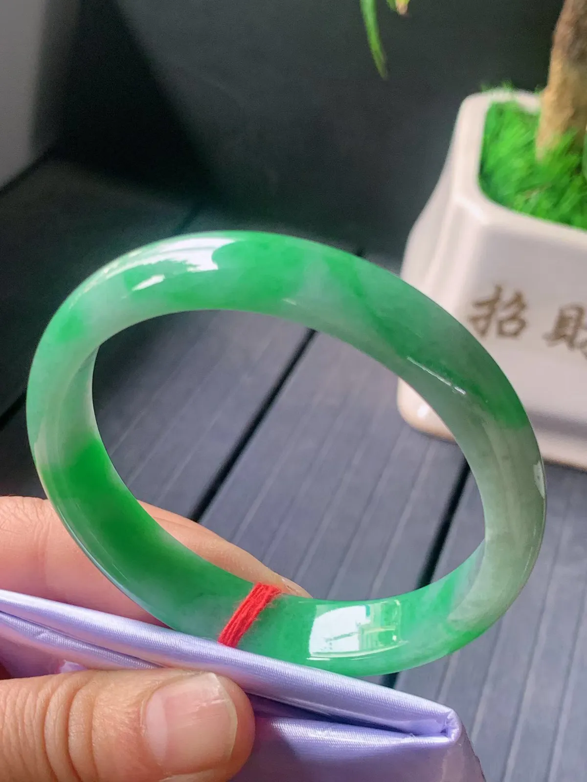 【翡翠名称】老种冰飘阳绿58.4正圈口手镯
【翡翠尺寸】58.4/12.4/6.9mm适合57.5-60正圈口佩戴
【翡翠描述】宝贝种老水足，玉质细腻，色泽靓丽，性价比高，佩戴效果好！
【其它赠送】权威证书/精美挂绳盒子/支持全国复检