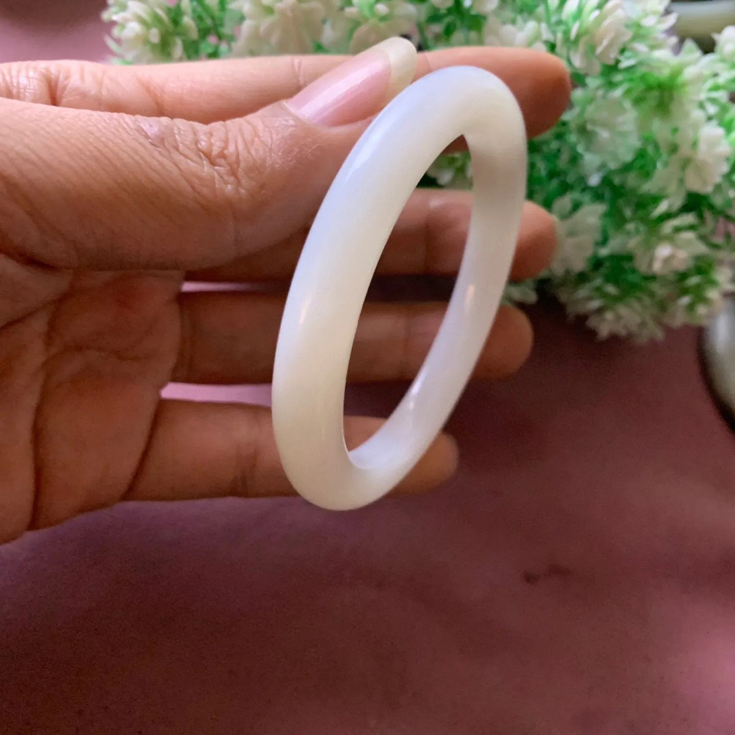 56圈口和田玉羊脂白手镯，和田玉56圈口白玉手镯，精品黑山料，又白又糯，镯型古朴典雅。在诗情画意的雨巷相遇，你是我腕间的一抹风情，有你眸有深情.清风荡漾湖间静水，我愿俯身低眉，在烟波涟漪处寻