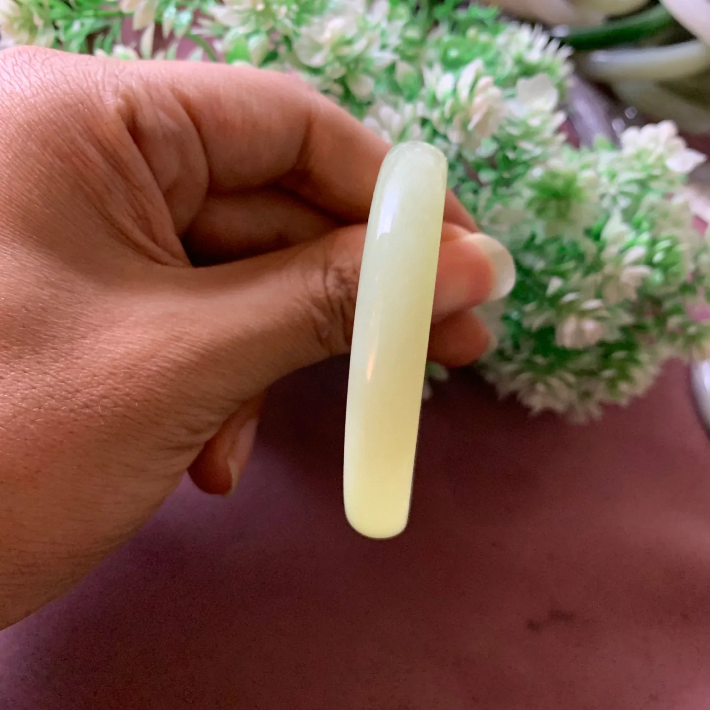 52圈口和田玉黄口料手镯【挽间柔情】，和田玉52圈口黄口料手镯，镯型古朴典雅。在诗情画意的雨巷相遇，你是我腕间的一抹风情，有你眸有深情.清风荡漾湖间静水，我愿俯身低眉，在烟波涟漪处寻