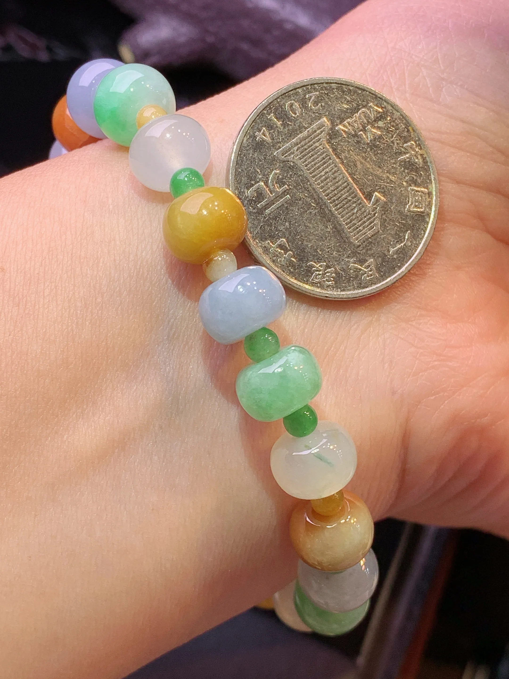 多彩算盘珠手链 玉质细腻 色泽清新艳丽 整体尺寸9.2*6.2