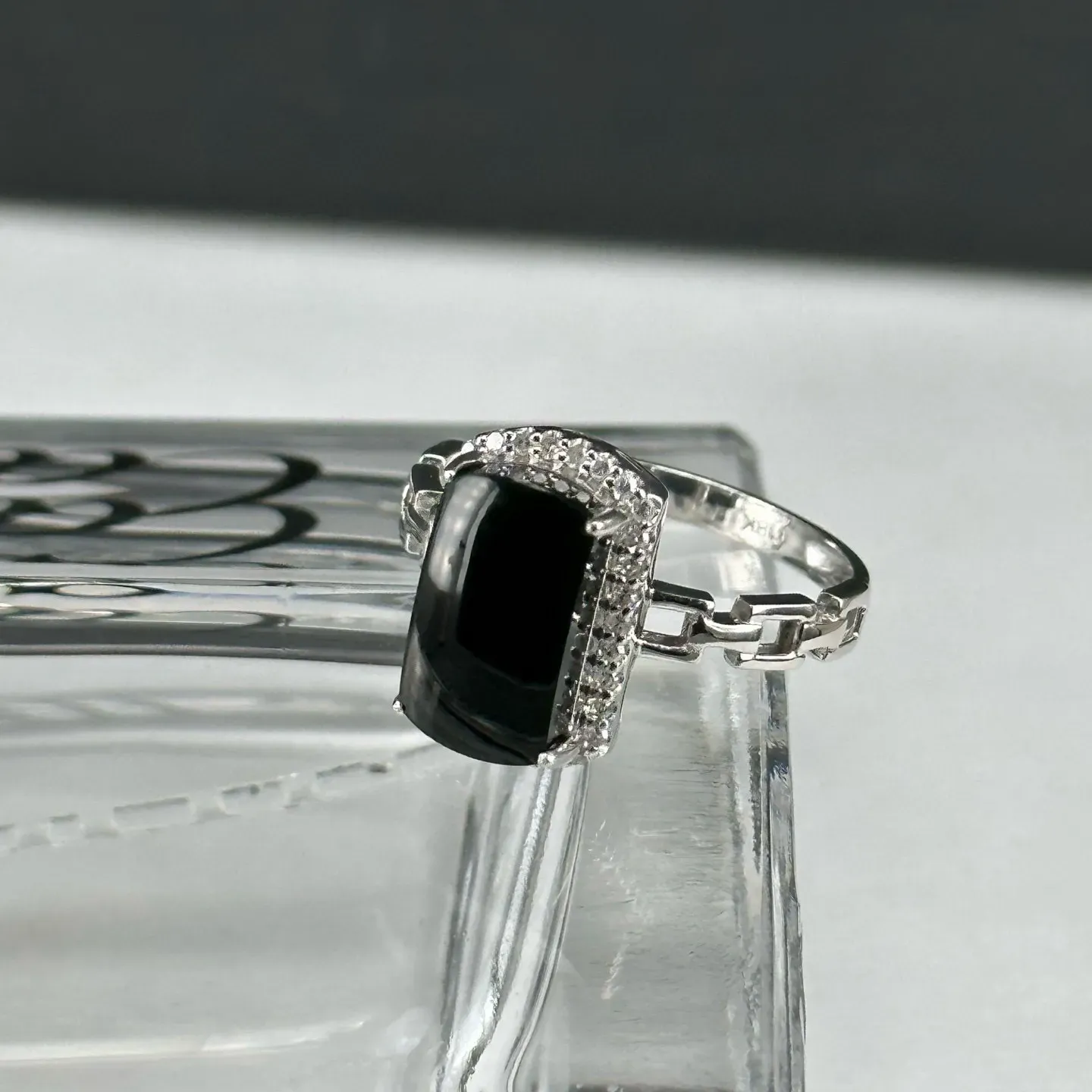 精品18k马鞍墨翠女戒 种好色正 黑度极好 打灯通透 油性十足 尺寸11.5