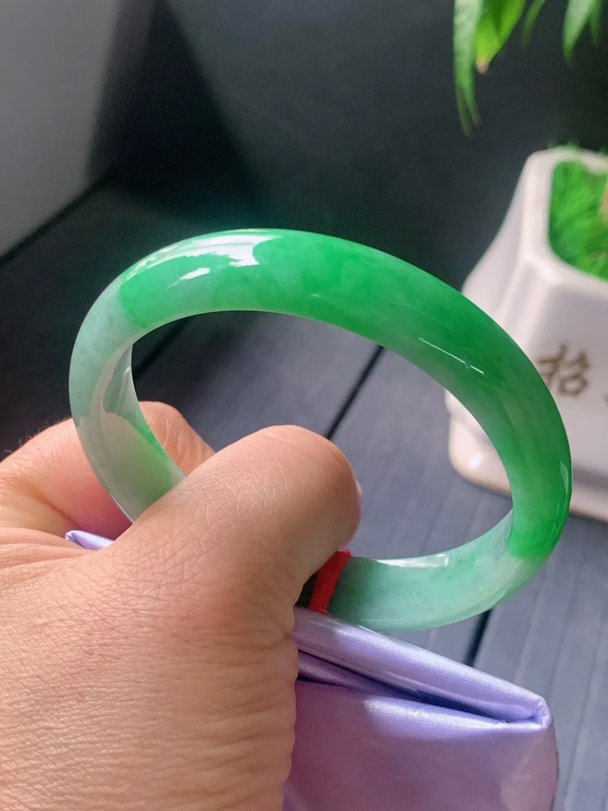 【翡翠名称】老种冰飘阳绿58.4正圈口手镯
【翡翠尺寸】58.4/12.4/6.9mm适合57.5-60正圈口佩戴
【翡翠描述】宝贝种老水足，玉质细腻，色泽靓丽，性价比高，佩戴效果好！
【其它赠送】权威证书/精美挂绳盒子/支持全国复检