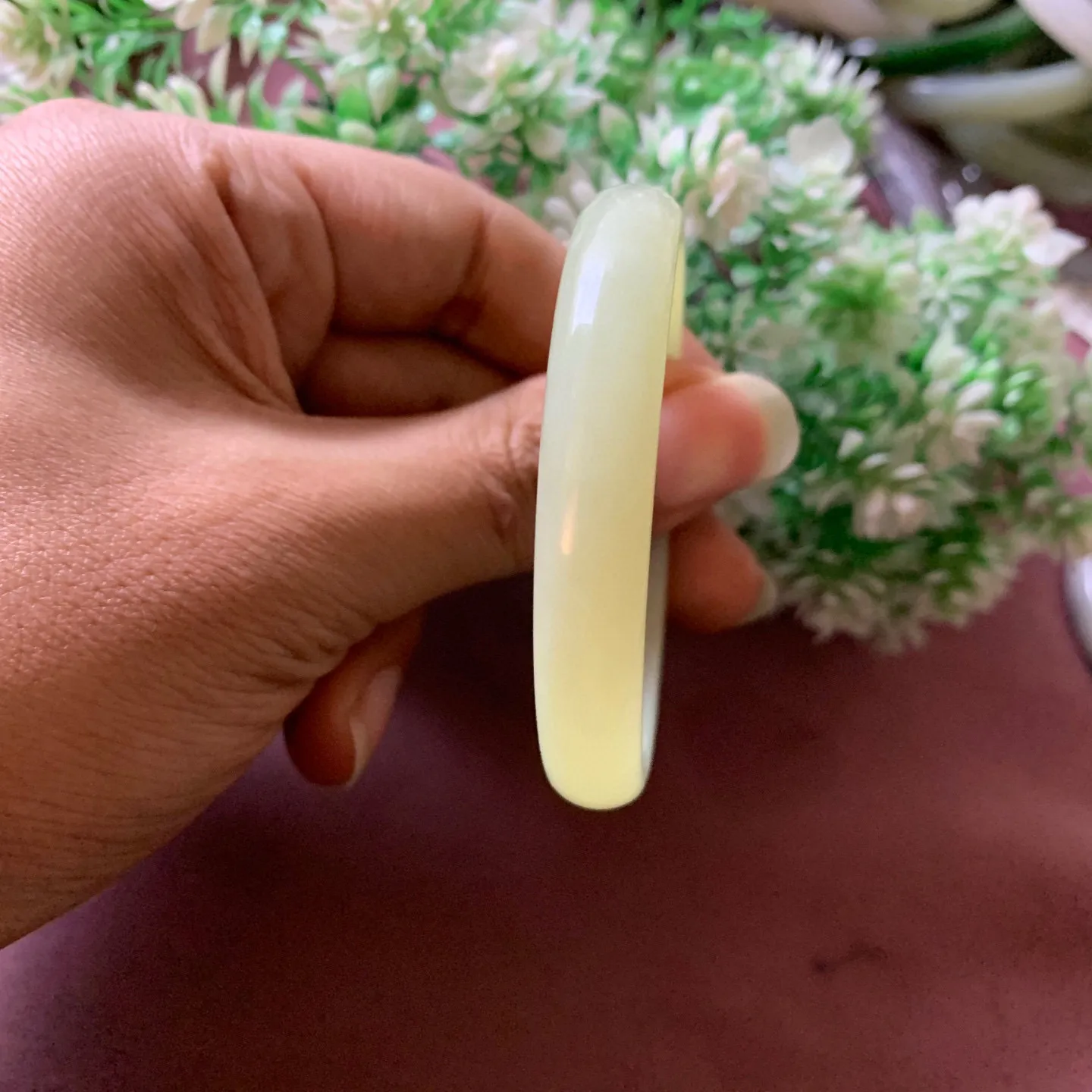 52圈口和田玉黄口料手镯【挽间柔情】，和田玉52圈口黄口料手镯，镯型古朴典雅。在诗情画意的雨巷相遇，