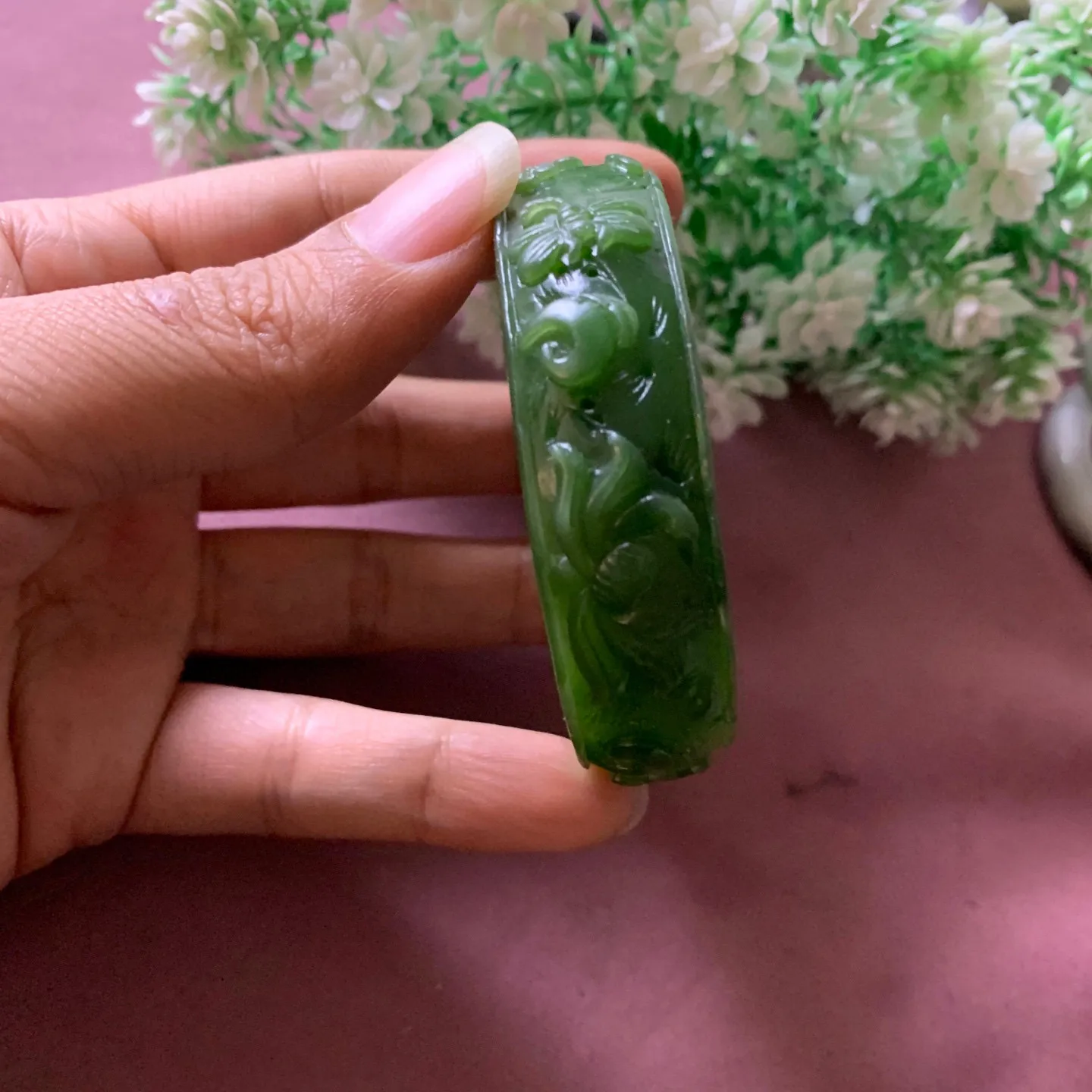 57圈口和田玉碧玉菠菜绿雕花手镯，和田玉57圈口碧玉手镯，镯型古朴典雅。在诗情画意的雨巷相遇，你是我腕间的一抹风情，有你眸有深情.清风荡漾湖间静水，我愿俯身低眉，在烟波涟漪处寻