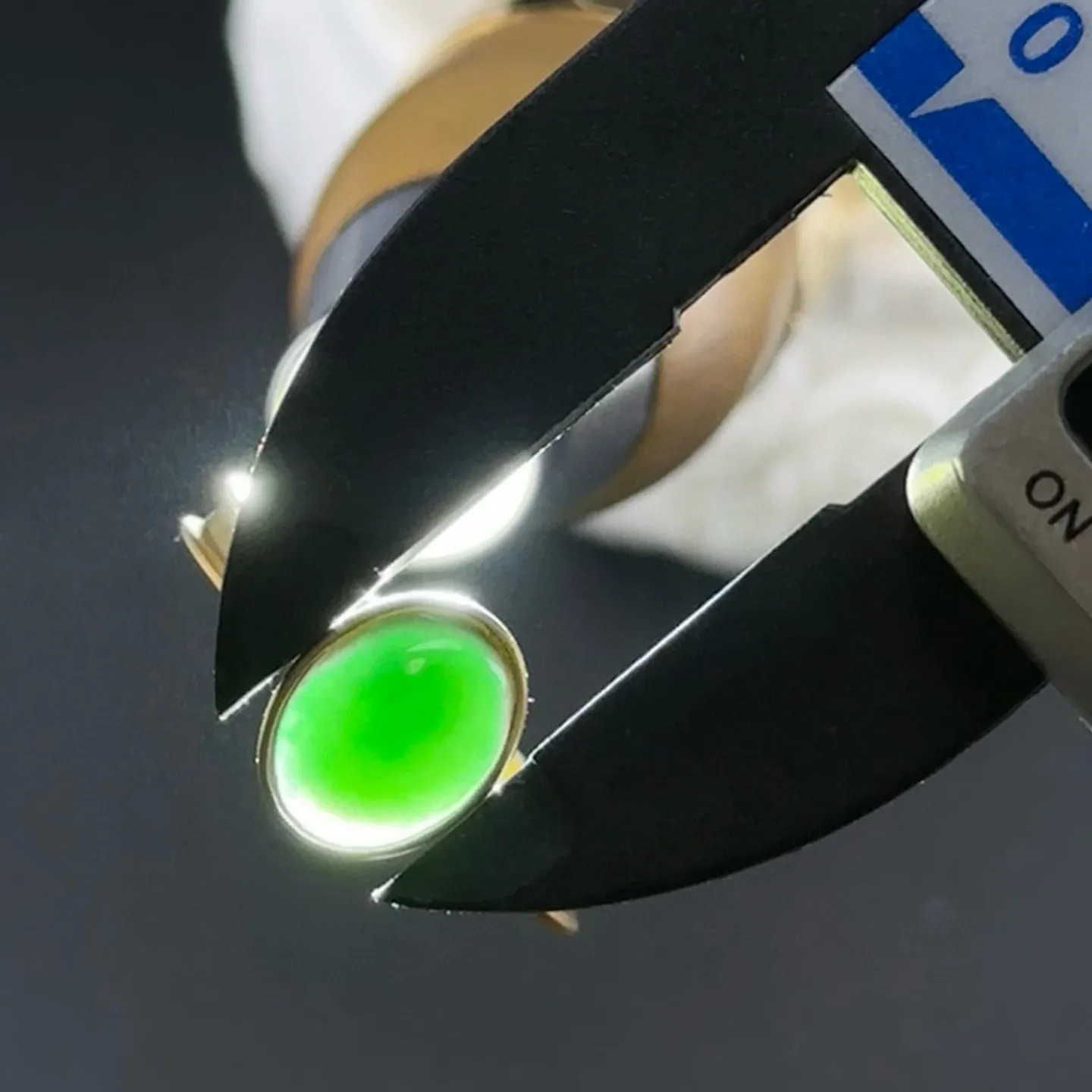 精品18k墨翠素圈戒指 种好色正 重金豪镶 打灯通透 油性十足 尺寸10.9