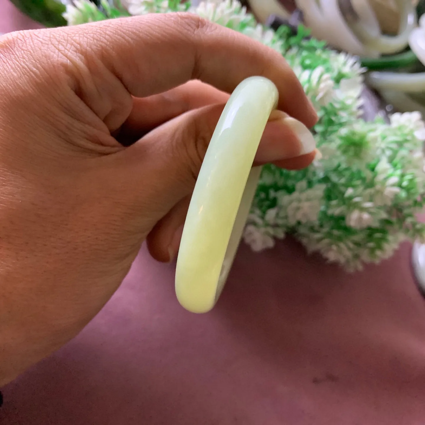 51圈口和田玉黄口料手镯【挽间柔情】，和田玉51圈口黄口料手镯，镯型古朴典雅。在诗情画意的雨巷相遇，你是我腕间的一抹风情，有你眸有深情.清风荡漾湖间静水，我愿俯身低眉，在烟波涟漪处寻