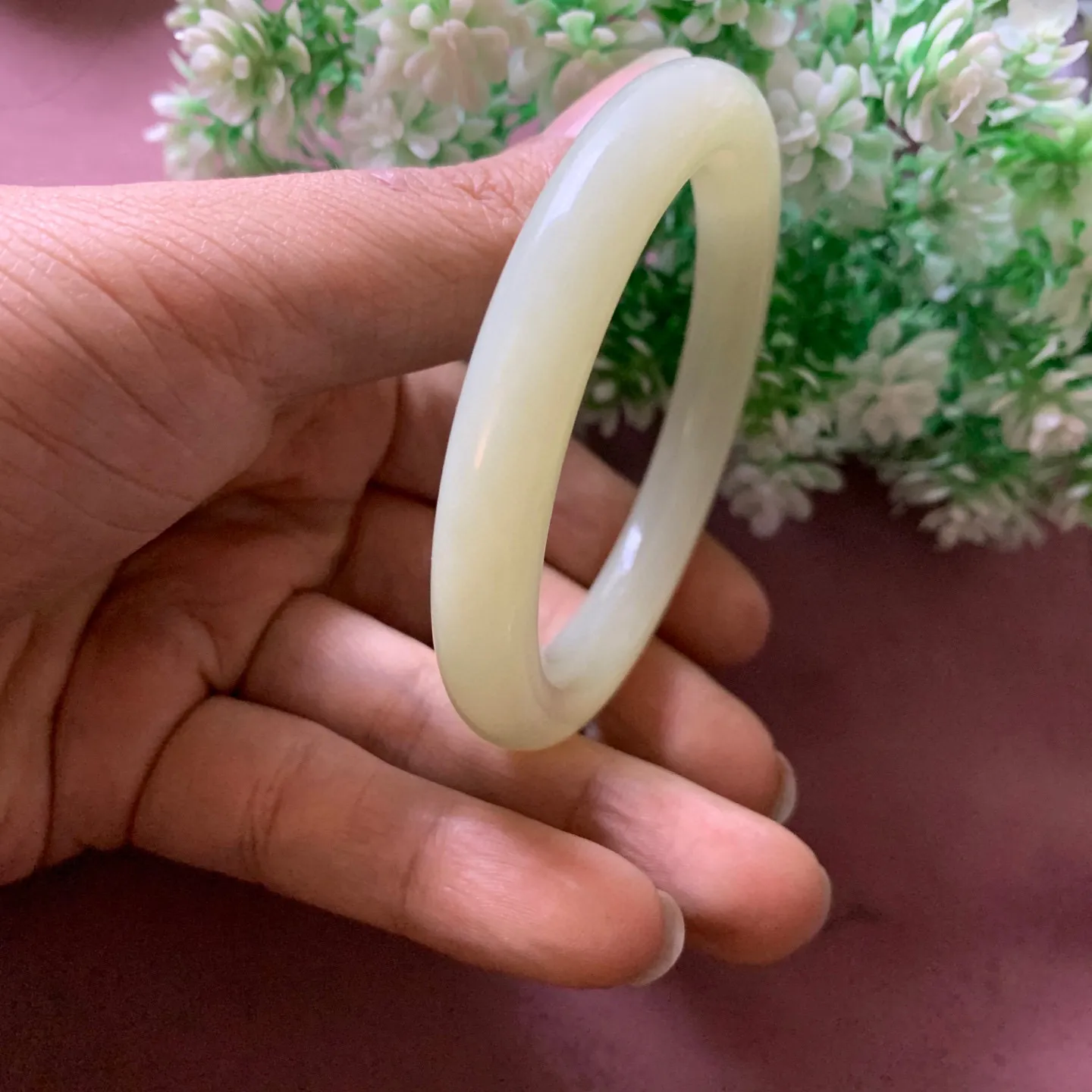 56.5圈口和田玉黄口料手镯【挽间柔情】，和田玉56.5圈口黄口料手镯，镯型古朴典雅。在诗情画意的雨巷相遇，你是我腕间的一抹风情，有你眸有深情.清风荡漾湖间静水，我愿俯身低眉，在烟波涟漪处寻