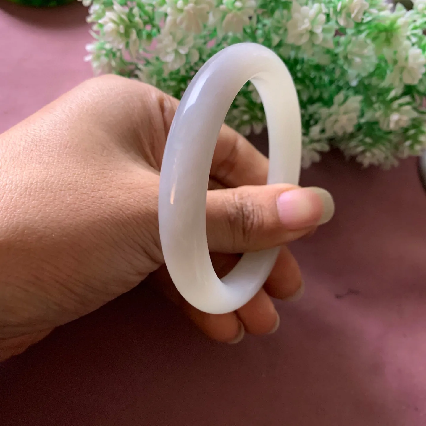 60圈口和田玉冰紫色手镯【挽间柔情】，和田玉60圈口白加紫色手镯，镯型古朴典雅。在诗情画意的雨巷相遇