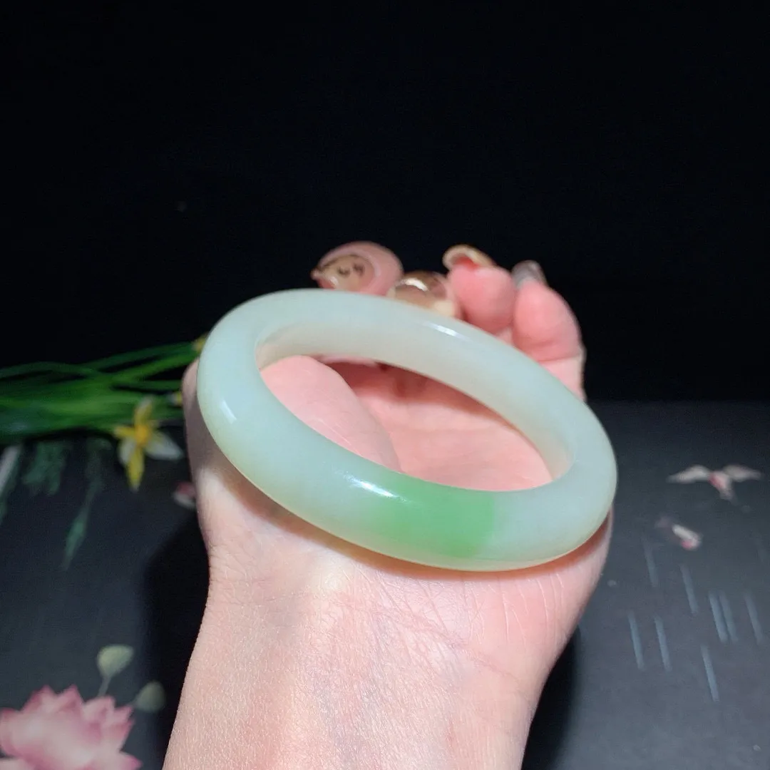 和田玉55圈口翠青手镯！玉质细腻油润 底色纯净 无裂无黑 脂粉好，品质高