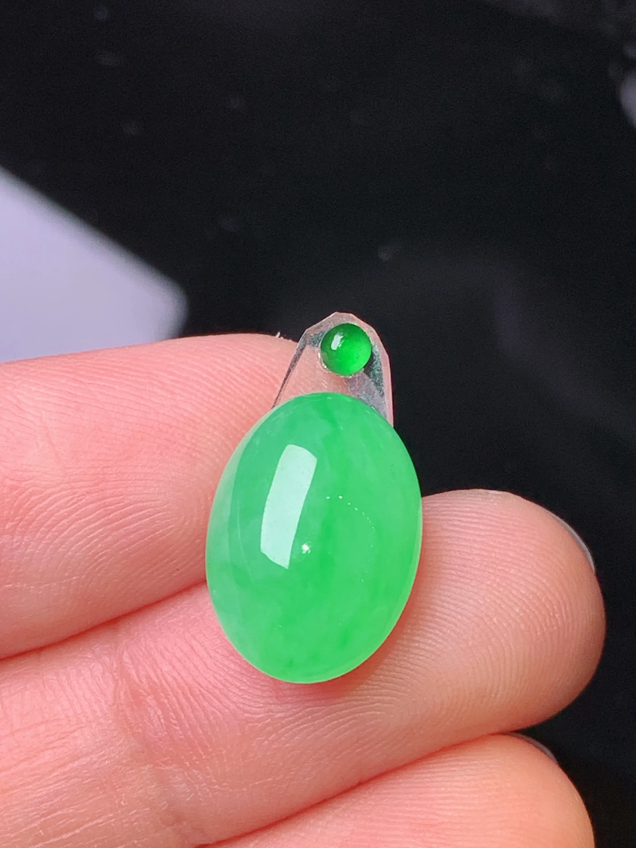 镶嵌款 翠绿蛋面 玉质细腻 色泽清新艳丽 整体尺寸14.5*10.3*7