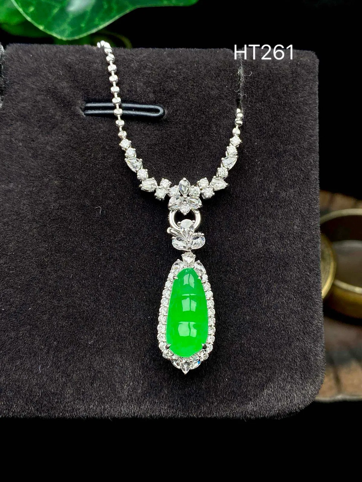 【冰种满绿福豆】质地冰润细腻，种老起光，收藏品质，18K金钻镶嵌，裸石尺寸13.8*6.3*3.1毫