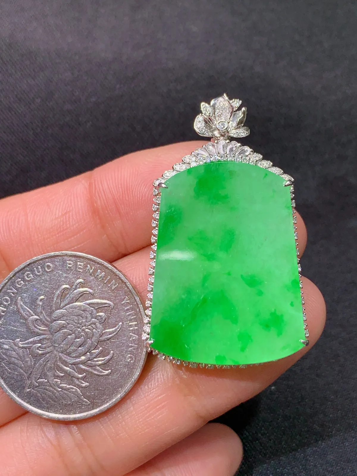 飘绿无事牌吊坠，18k金镶嵌，冰润色阳，种老水足，Xyg 尺寸38.8*23*7.3